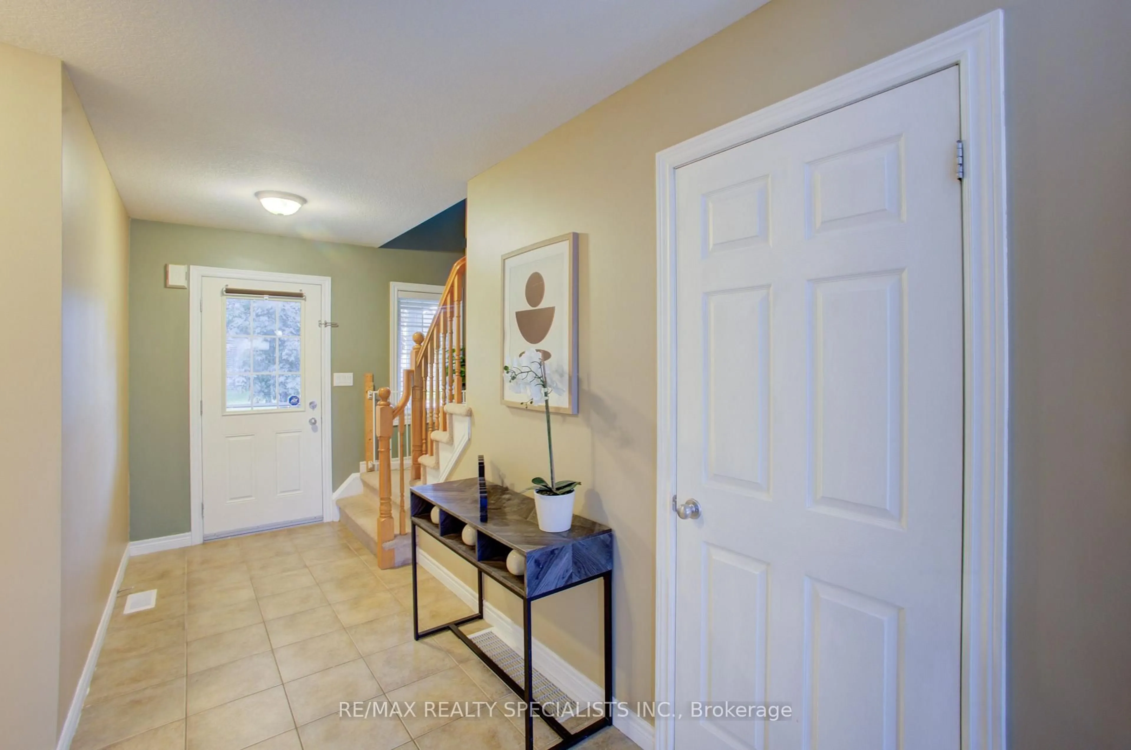 Indoor entryway for 37 Edwards St, Guelph Ontario N1E 0B8