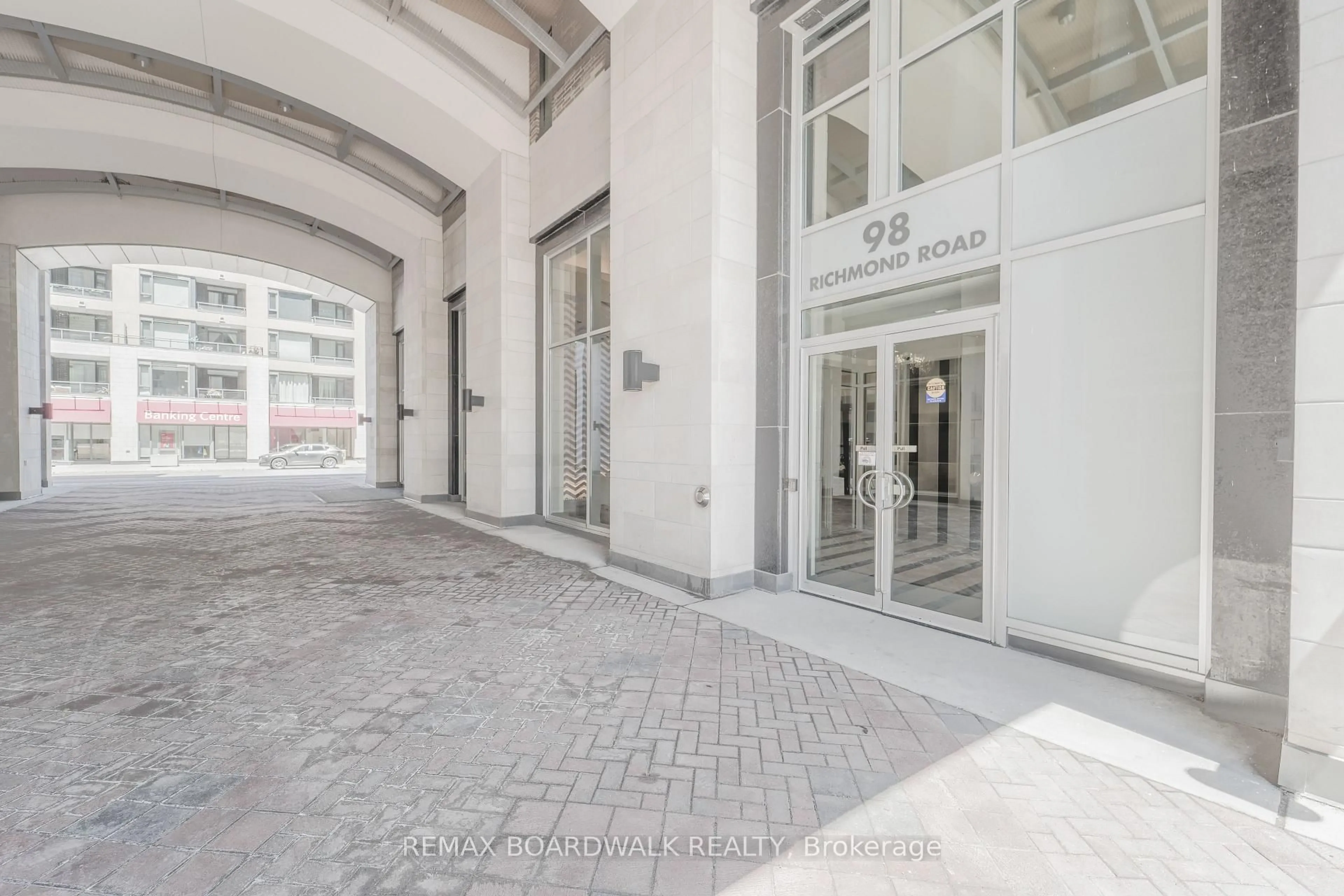 Indoor foyer for 98 Richmond Rd #301, Ottawa Ontario K1Z 0B2