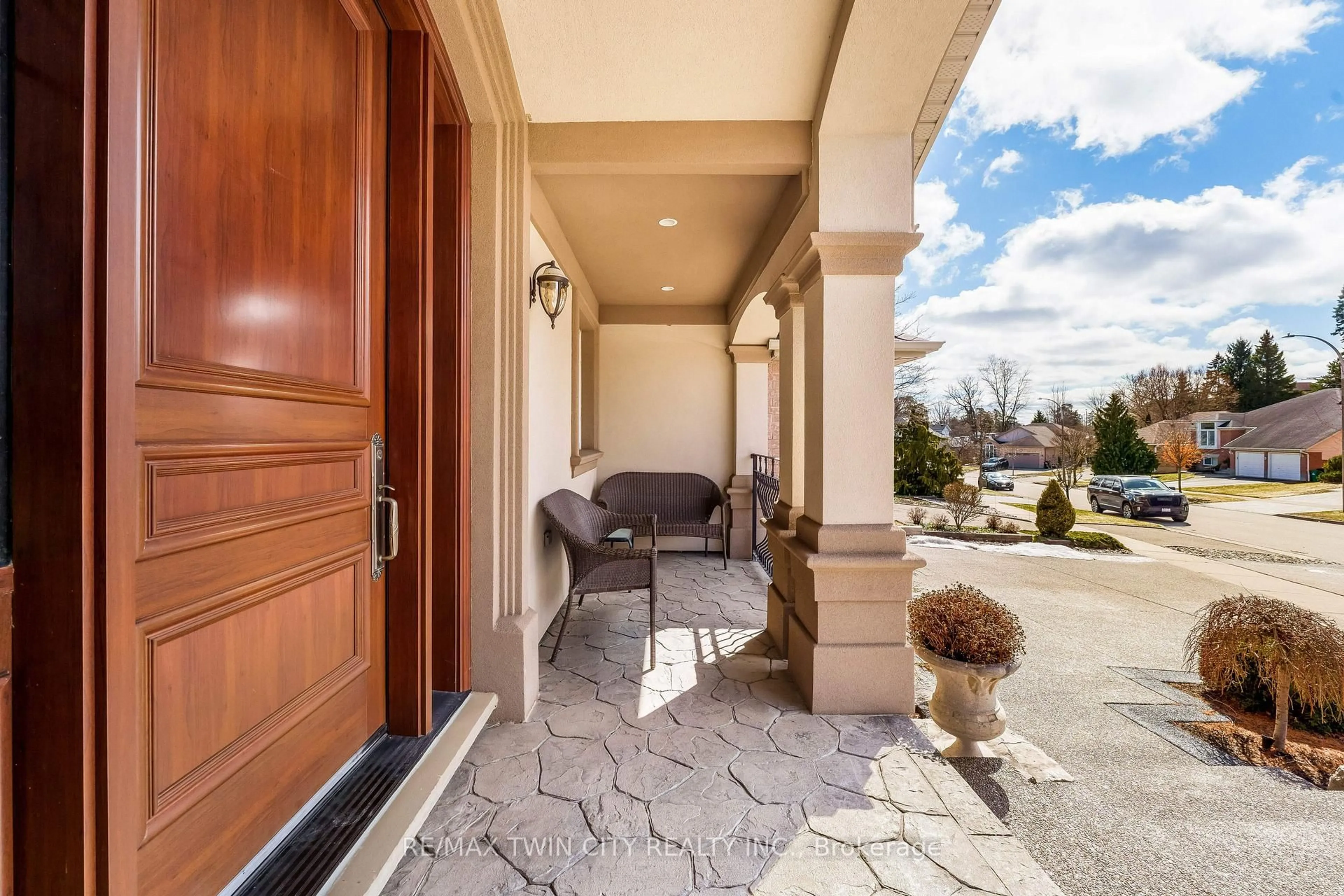 Indoor entryway for 60 Chandos Dr, Kitchener Ontario N2A 3C2