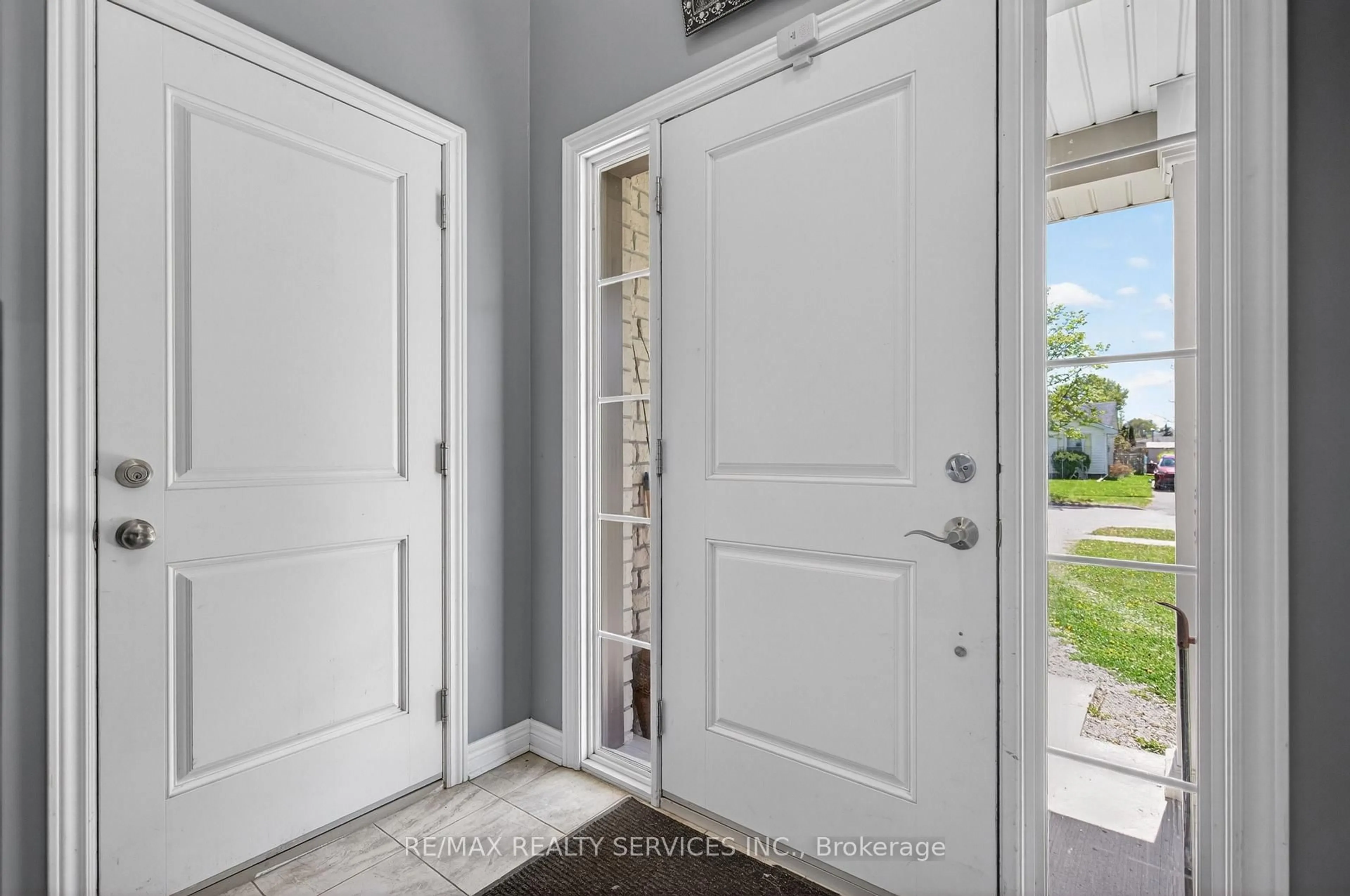Indoor entryway for 26 Trent Ave, Welland Ontario L3C 5Y2