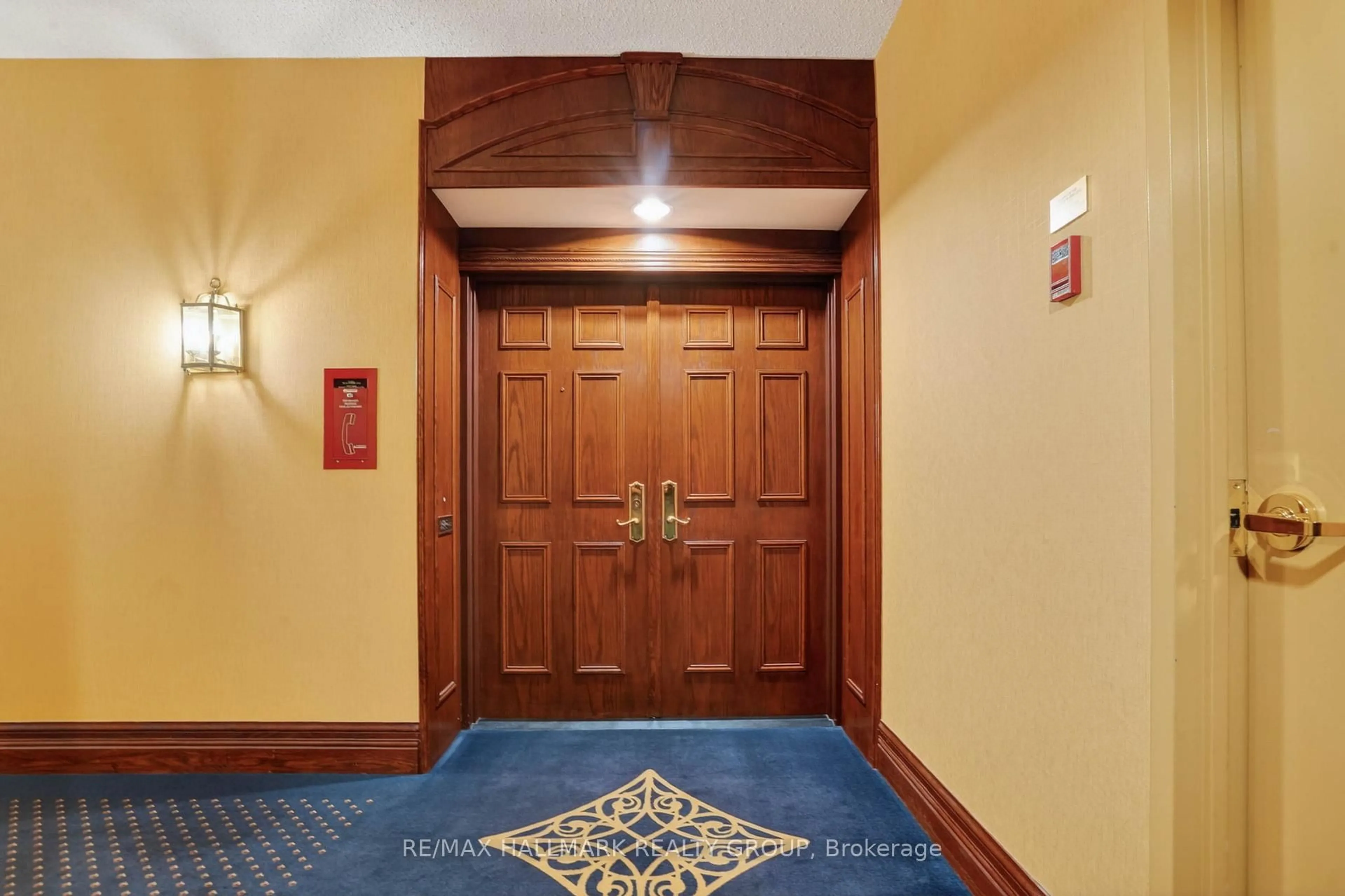 Indoor foyer for 1480 Riverside Dr #205, Ottawa Ontario K1G 5H2