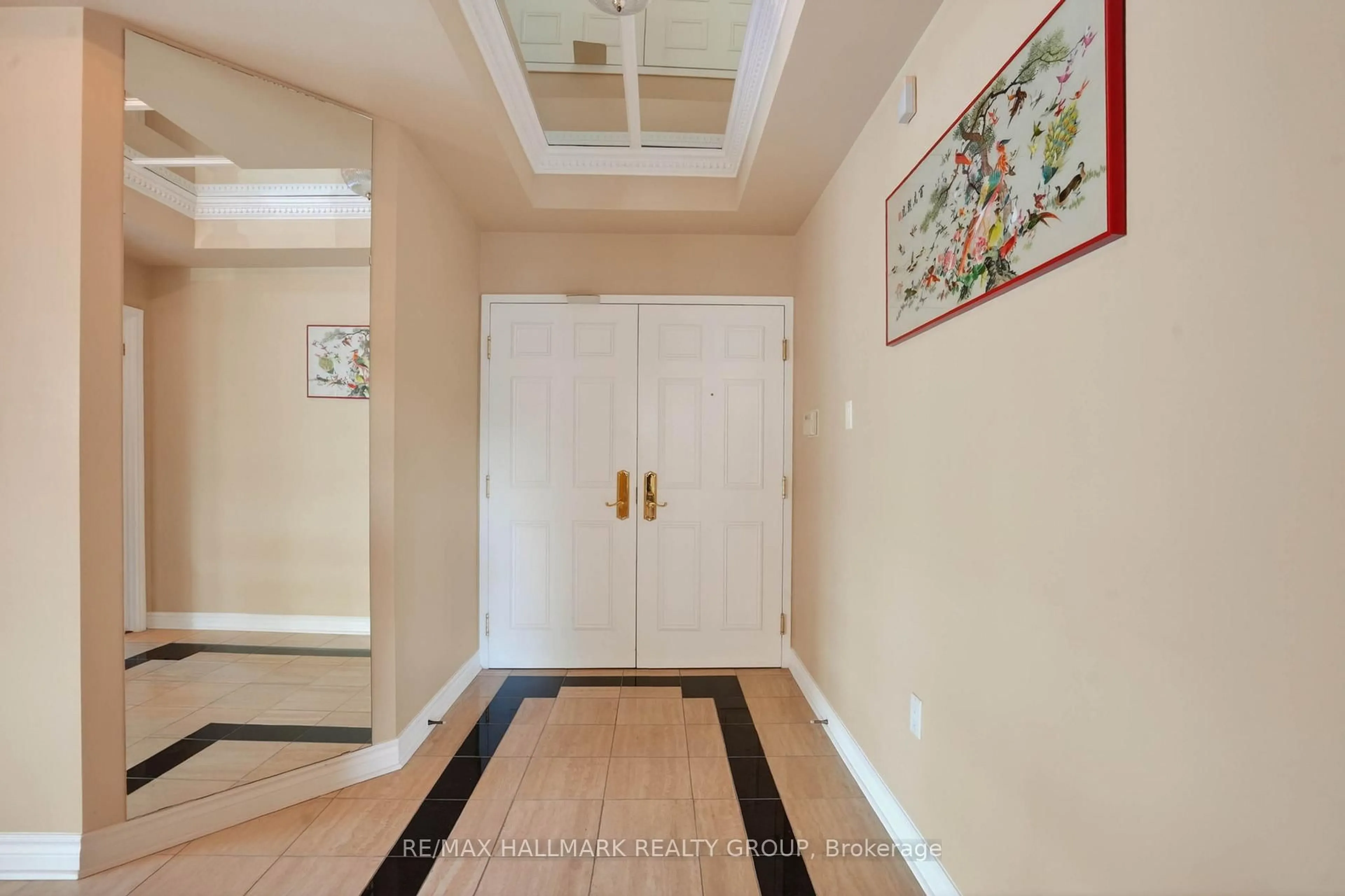 Indoor entryway for 1480 Riverside Dr #205, Ottawa Ontario K1G 5H2