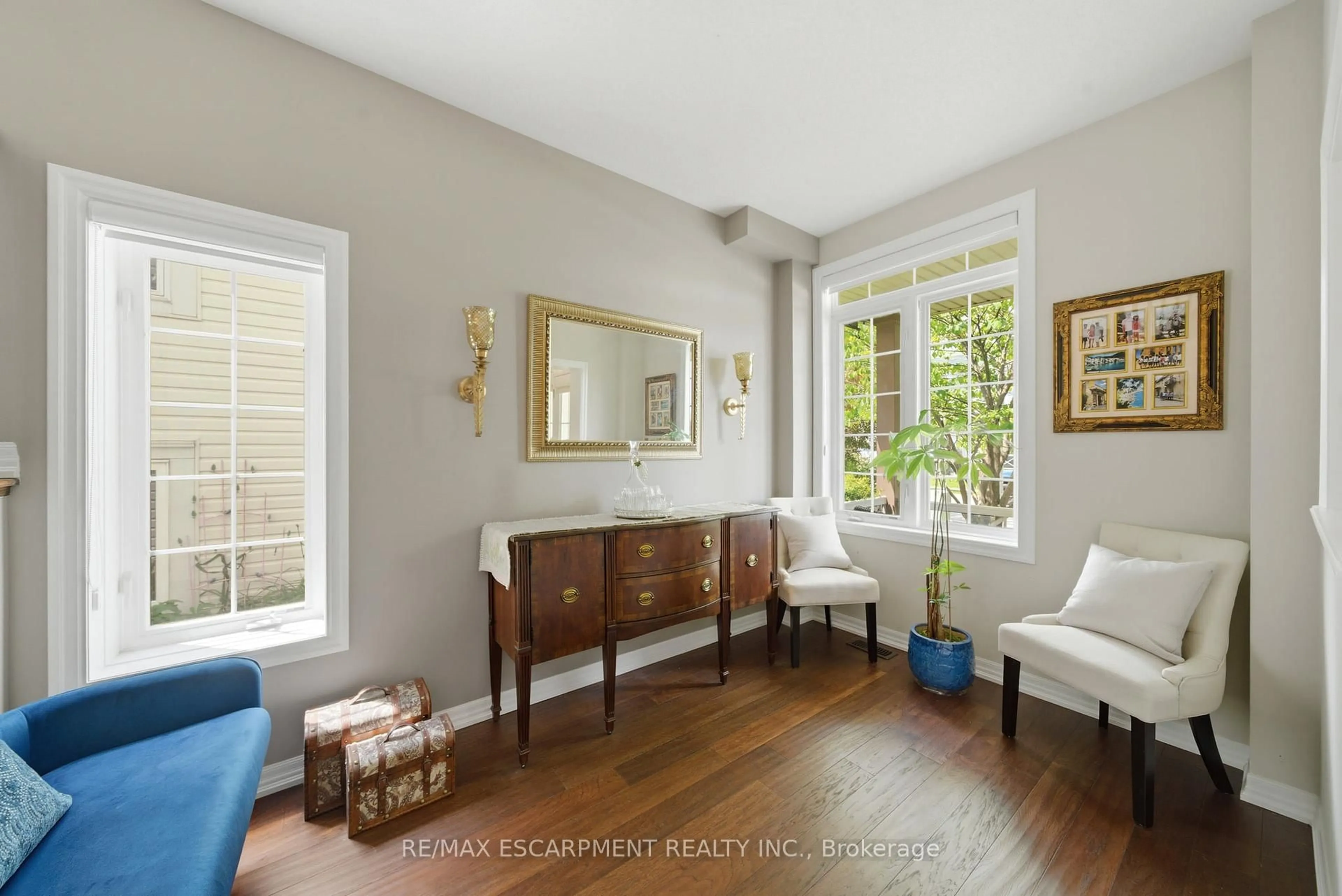 Living room with furniture, unknown for 39 Cannery Dr, Niagara-on-the-Lake Ontario L0S 1J1