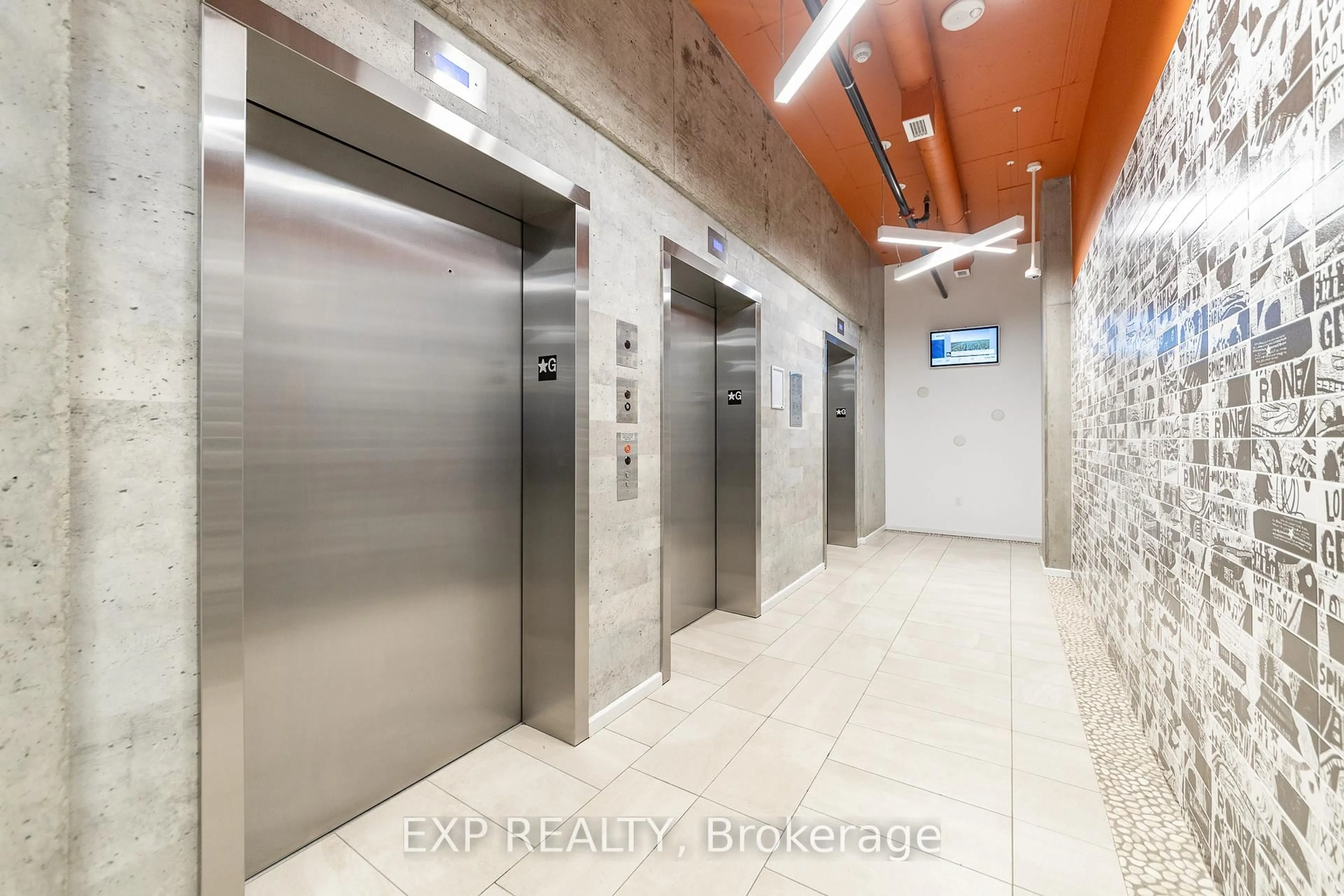 Indoor foyer for 105 Champagne Ave #2709, Ottawa Ontario K1S 5E5