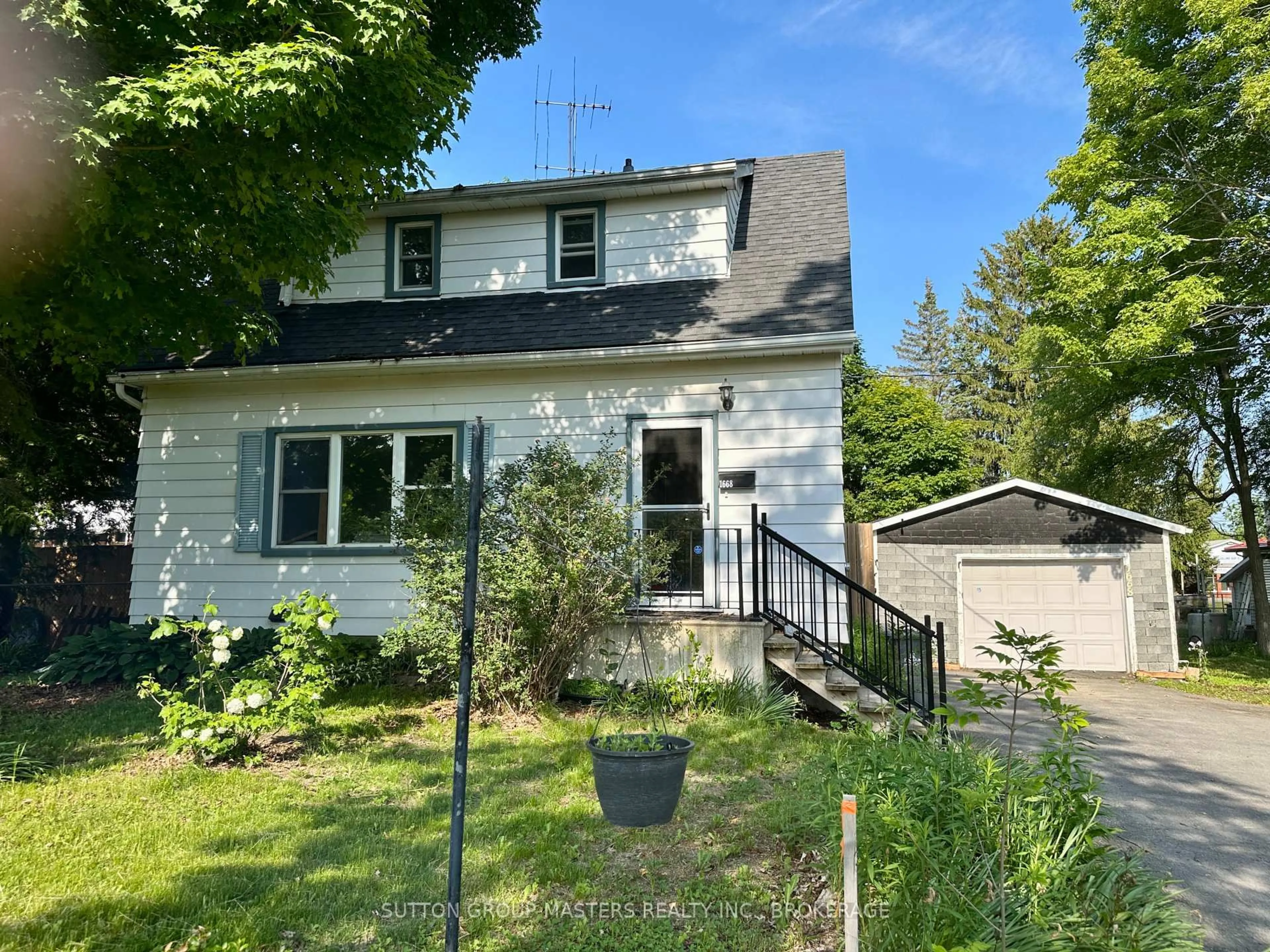 A pic from outside/outdoor area/front of a property/back of a property/a pic from drone, street for 1668 Victoria St, Kingston Ontario K7M 5K3