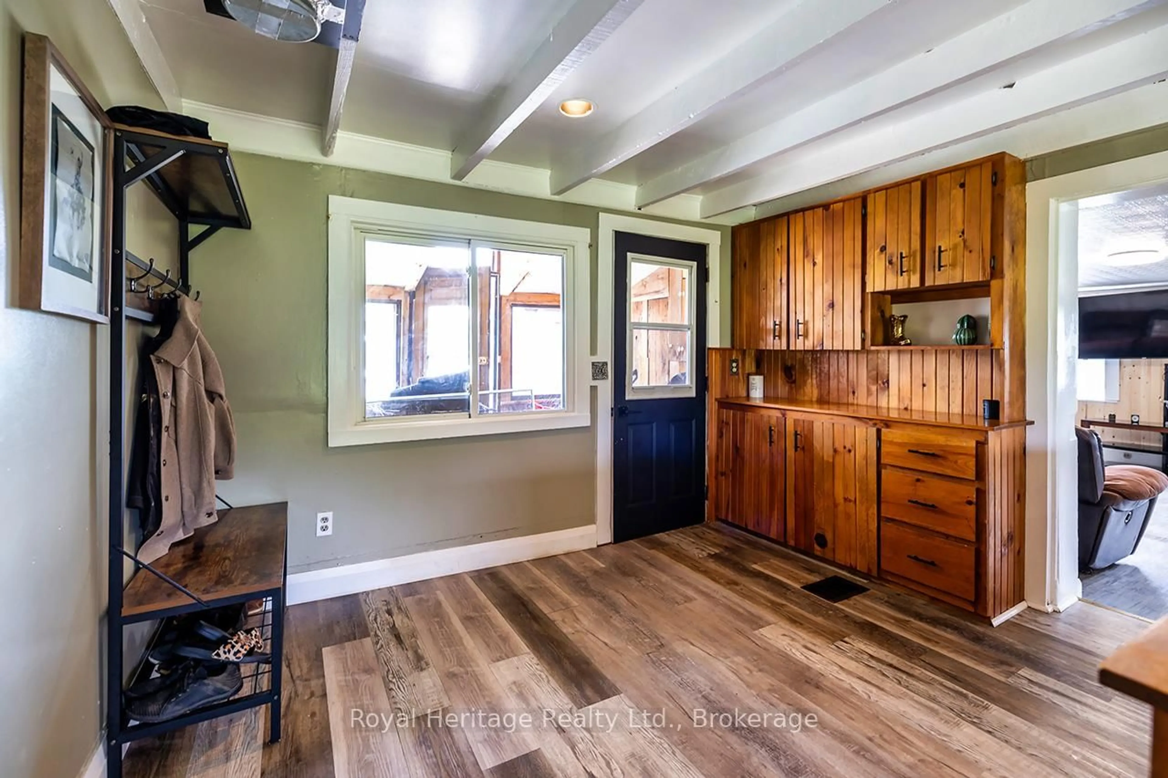 Indoor entryway for 303 Four Points Rd, Kawartha Lakes Ontario K0L 1M0