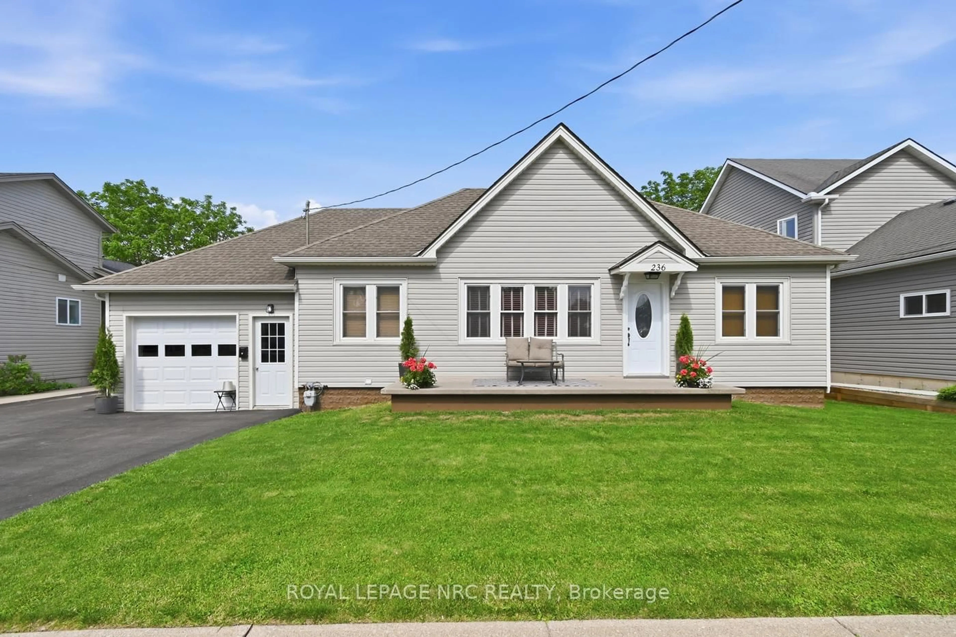 Home with vinyl exterior material, street for 236 Deere St, Welland Ontario L3B 2L8