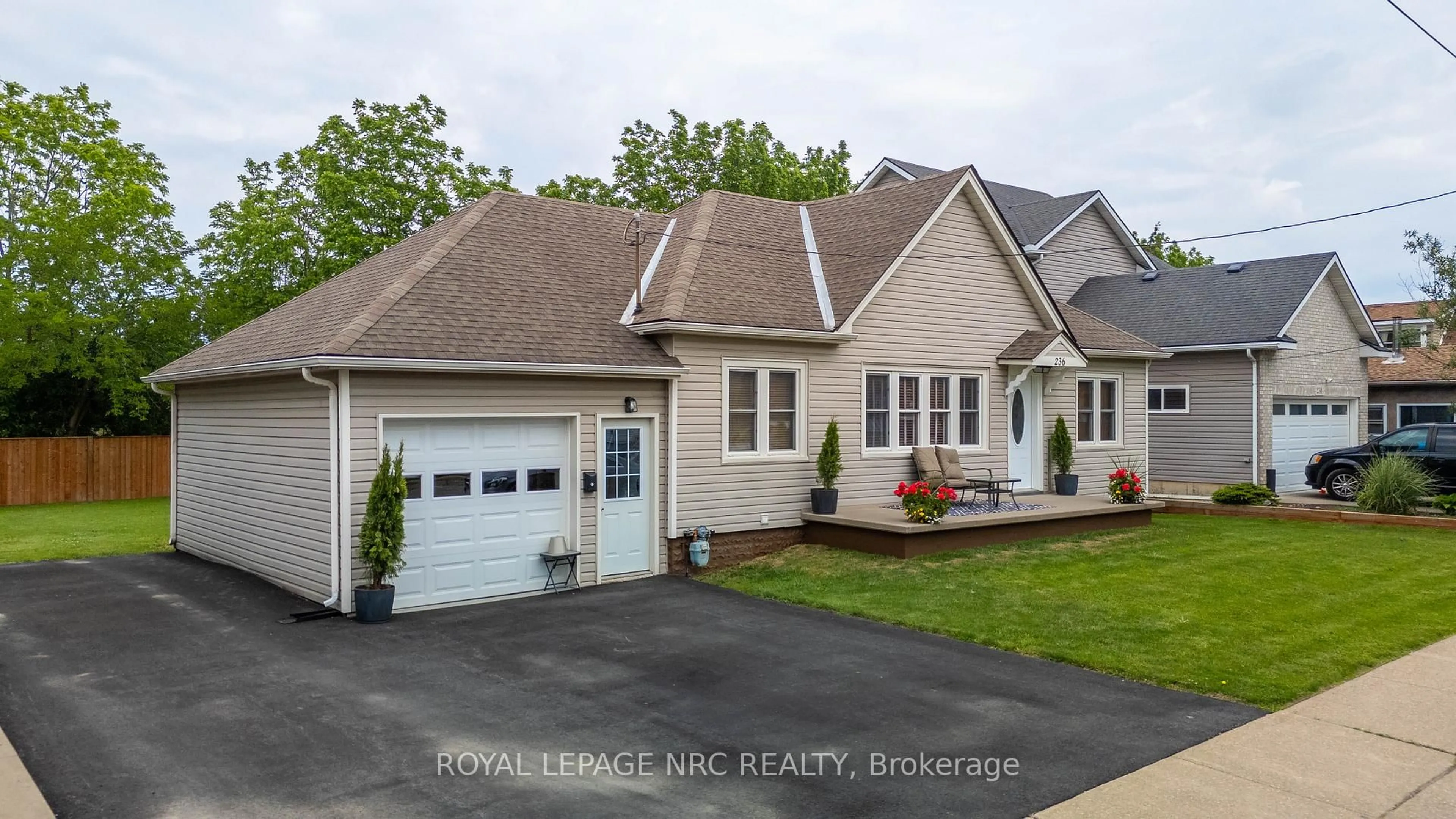 Home with vinyl exterior material, street for 236 Deere St, Welland Ontario L3B 2L8