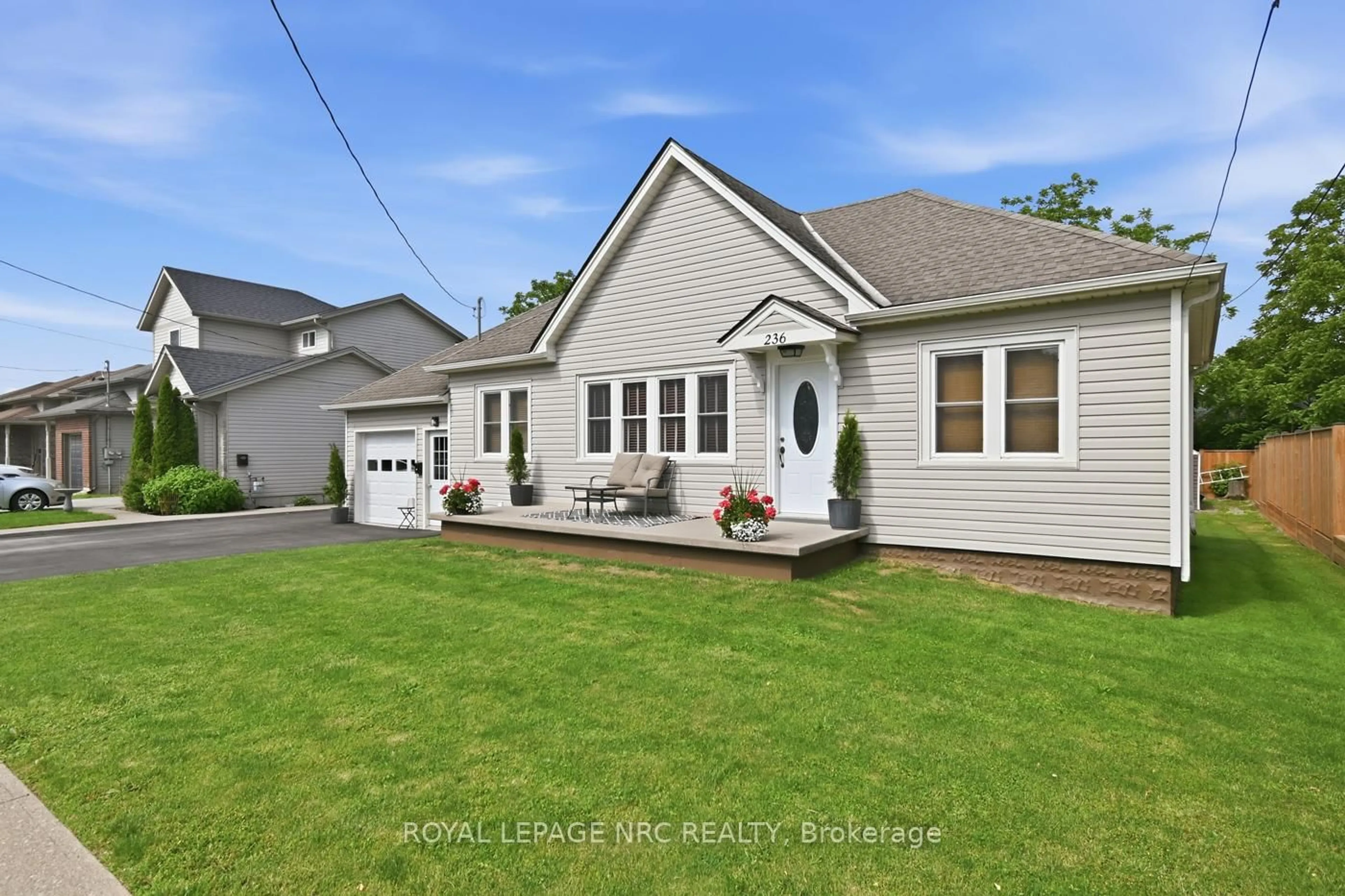 Home with vinyl exterior material, street for 236 Deere St, Welland Ontario L3B 2L8