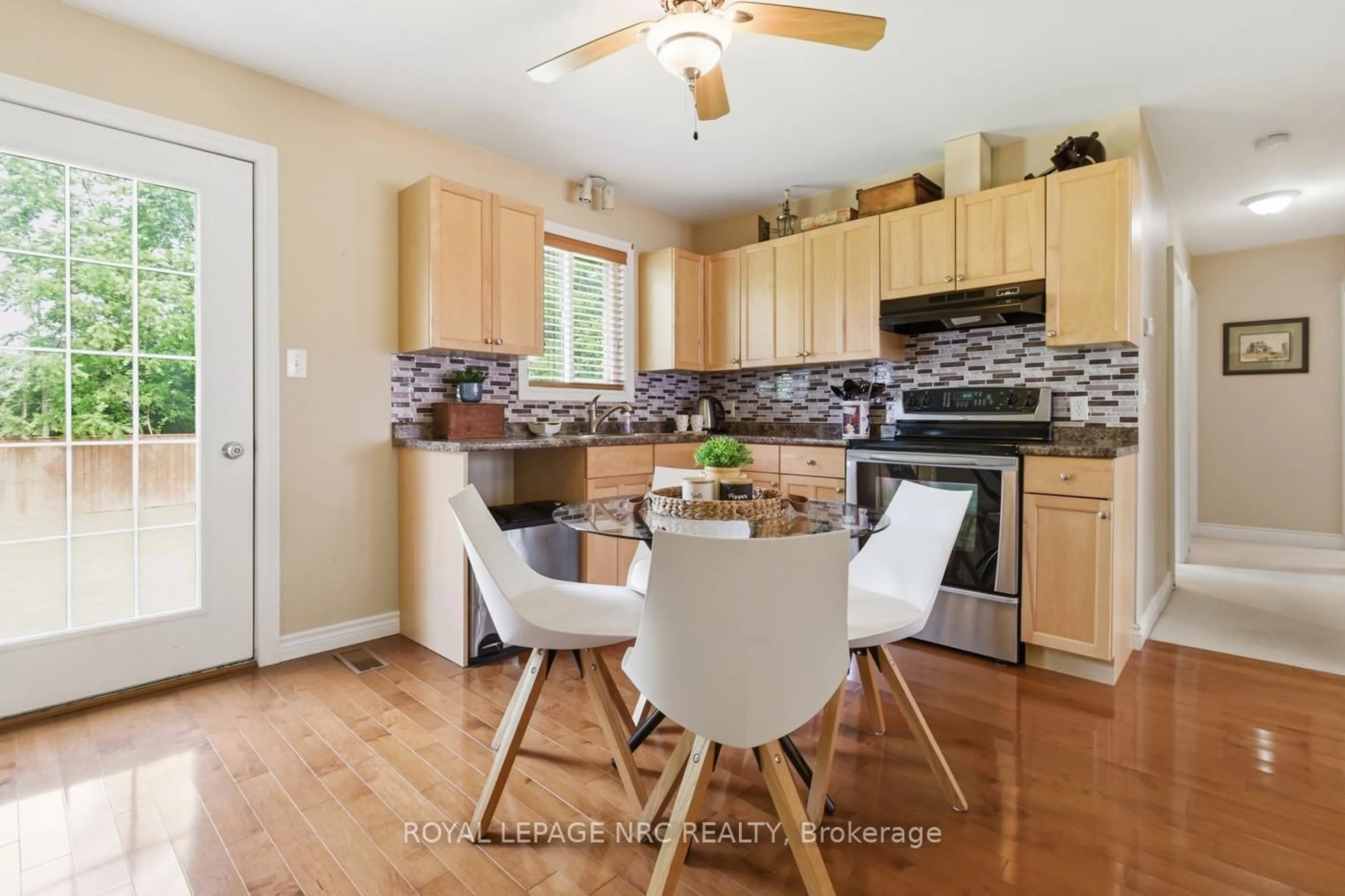 Open concept kitchen, wood/laminate floor for 236 Deere St, Welland Ontario L3B 2L8