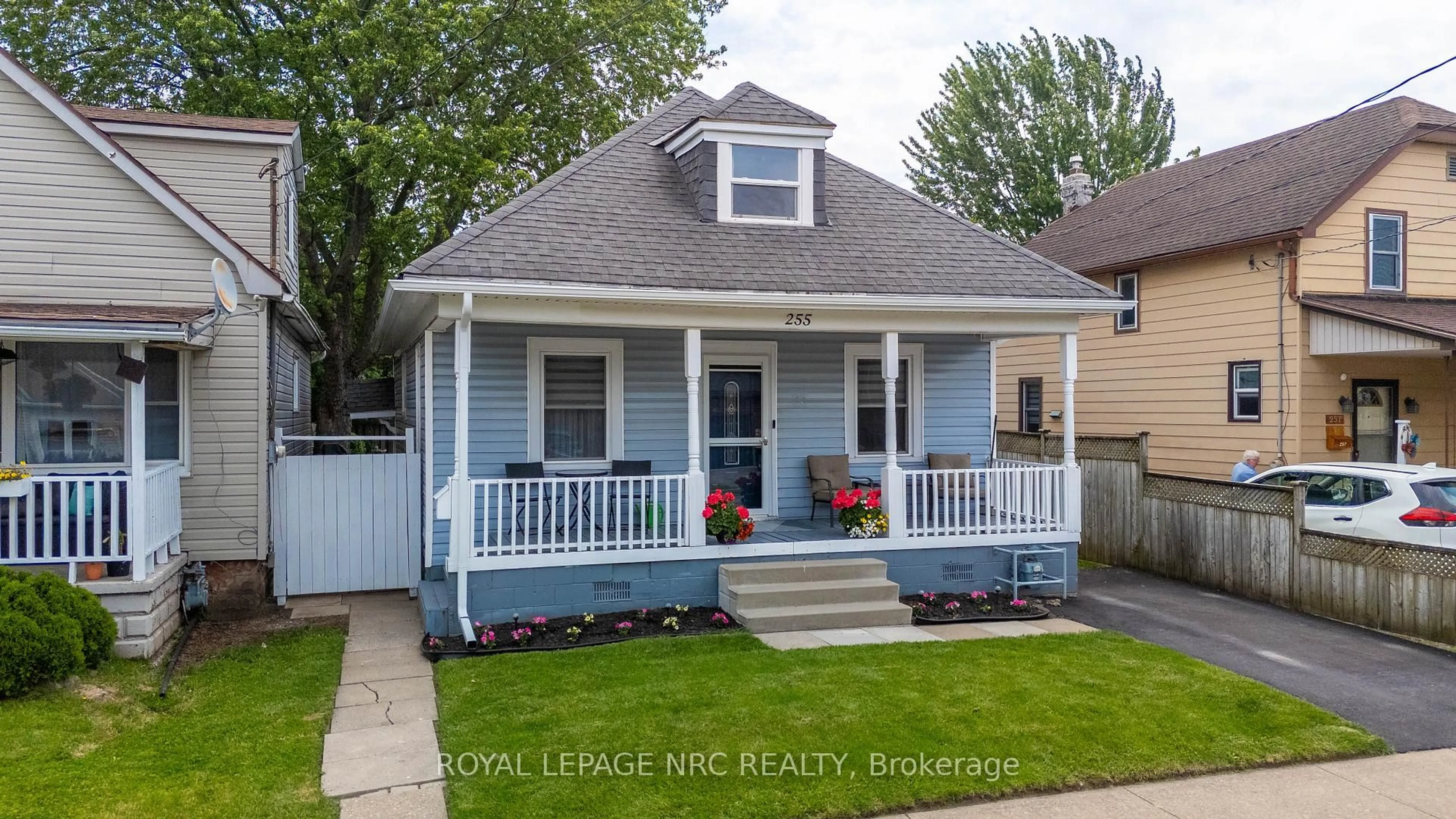 Home with vinyl exterior material, street for 255 Deere St, Welland Ontario L3B 2L9