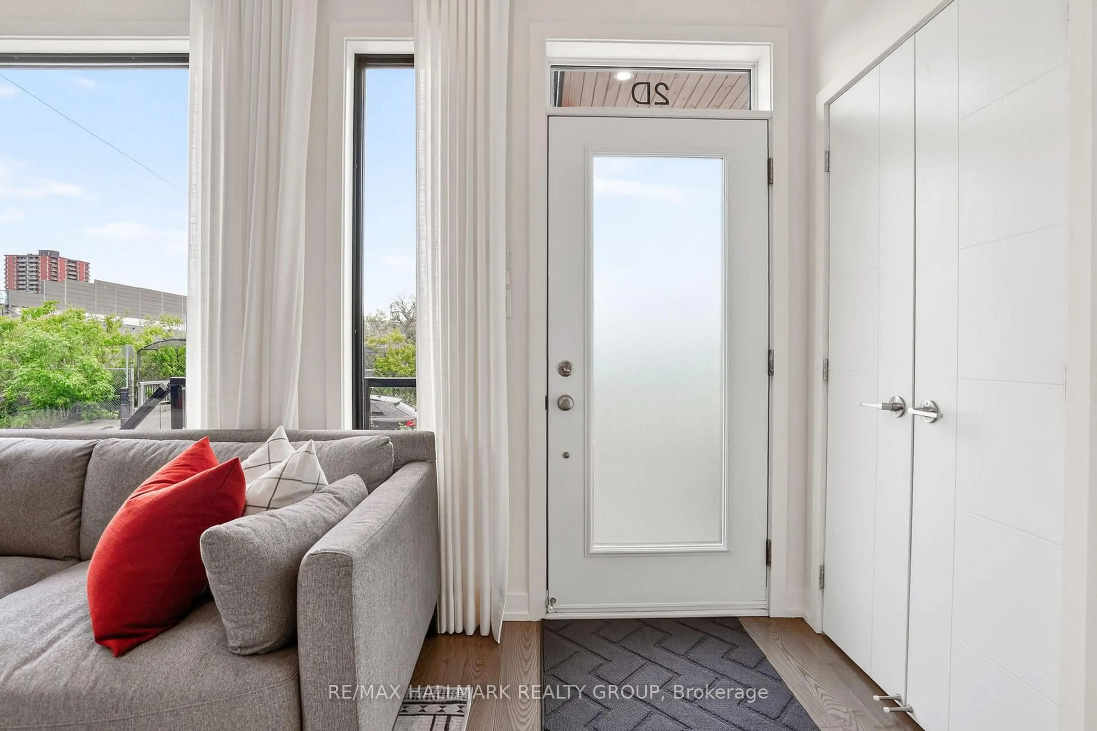 Indoor entryway for 2D Railway St, Ottawa Ontario K1S 4N9