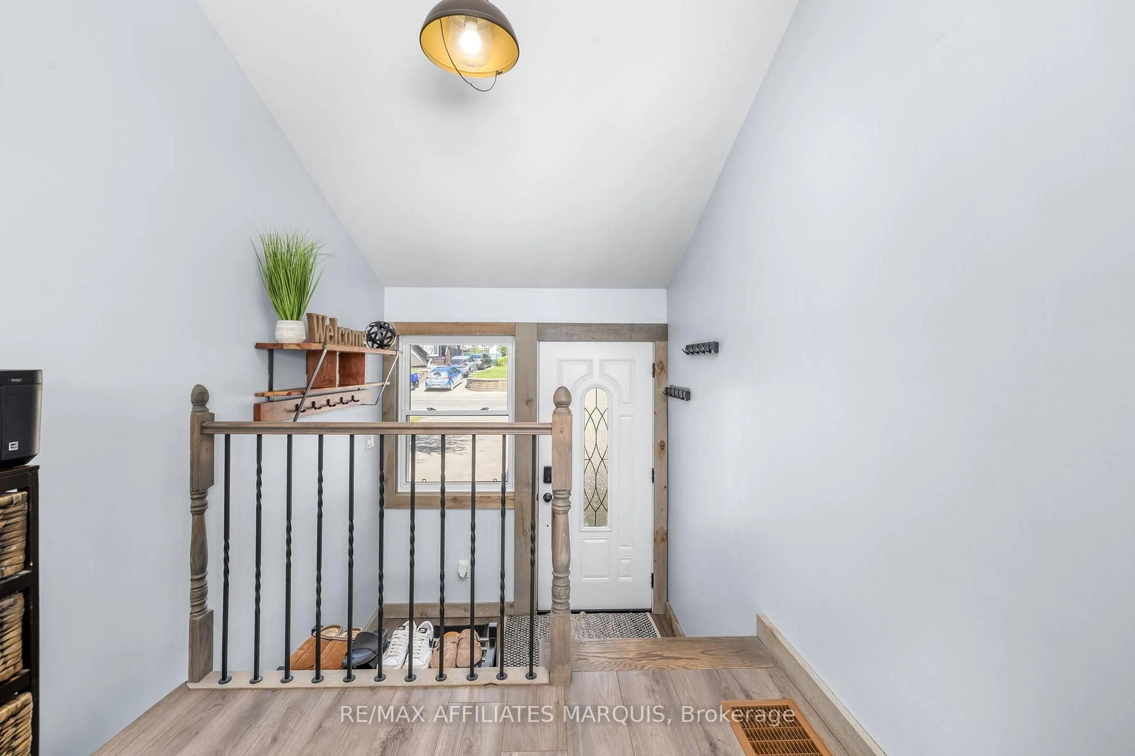 Indoor entryway for 120 Queen St, Smiths Falls Ontario K7A 3N6