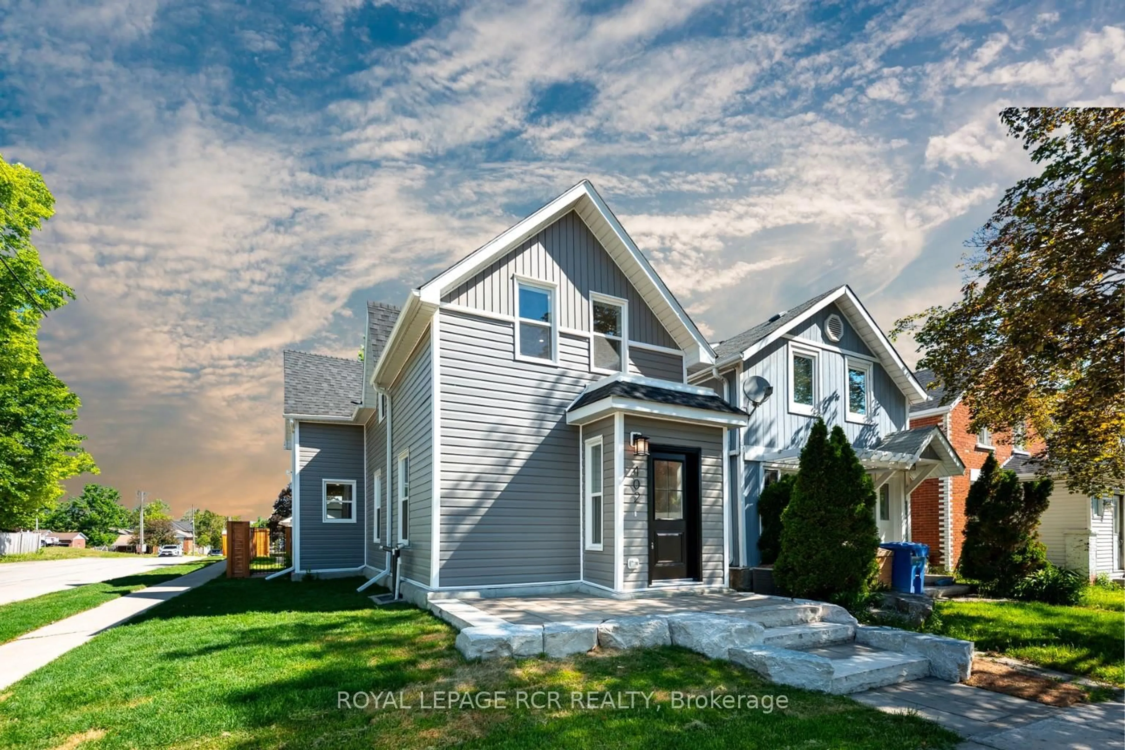 Home with vinyl exterior material, street for 402 Main St, Shelburne Ontario L9V 2Y9
