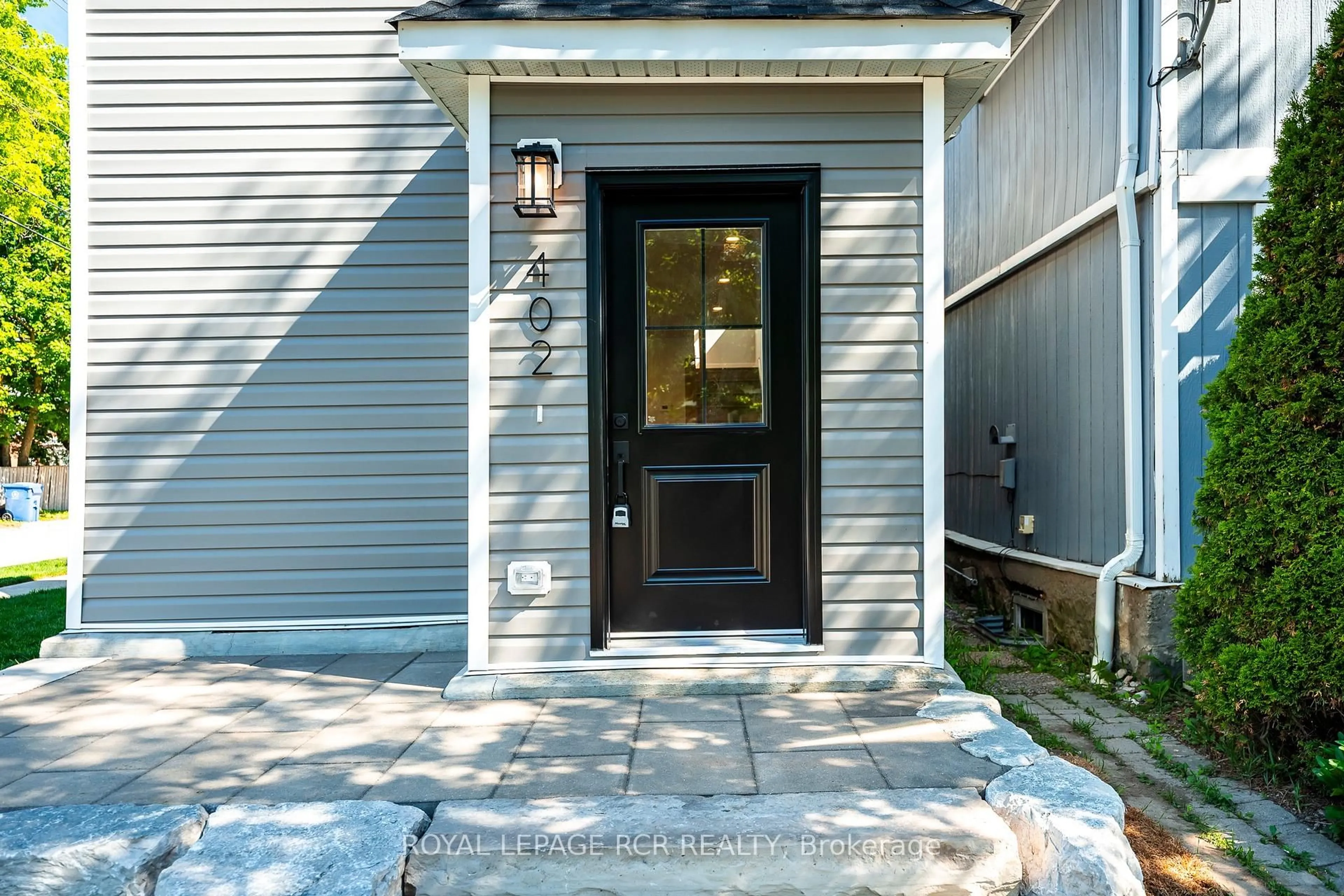 Indoor entryway for 402 Main St, Shelburne Ontario L9V 2Y9