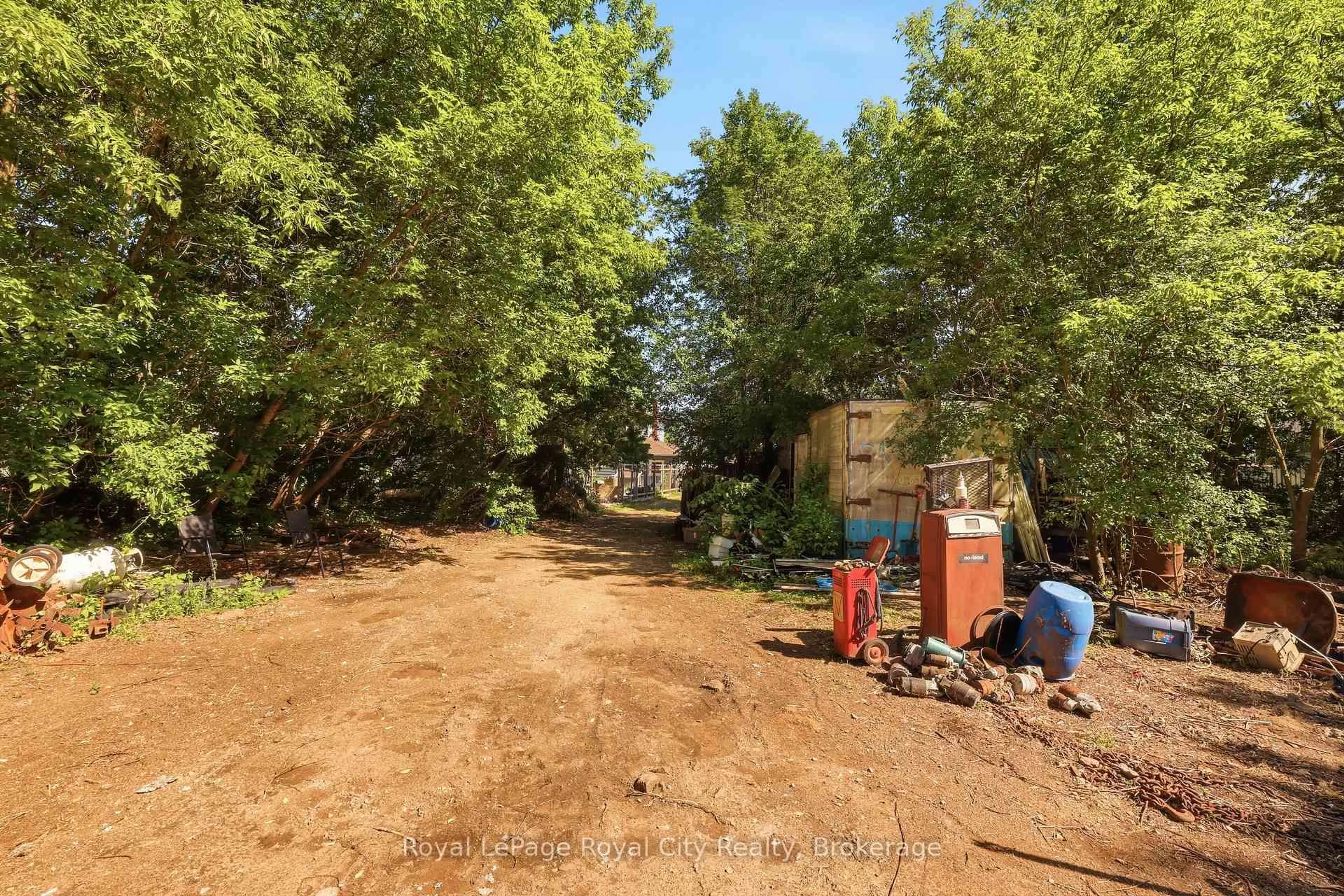 A pic from outside/outdoor area/front of a property/back of a property/a pic from drone, street for 96 Beaumont Cres, Guelph Ontario N1E 6B1