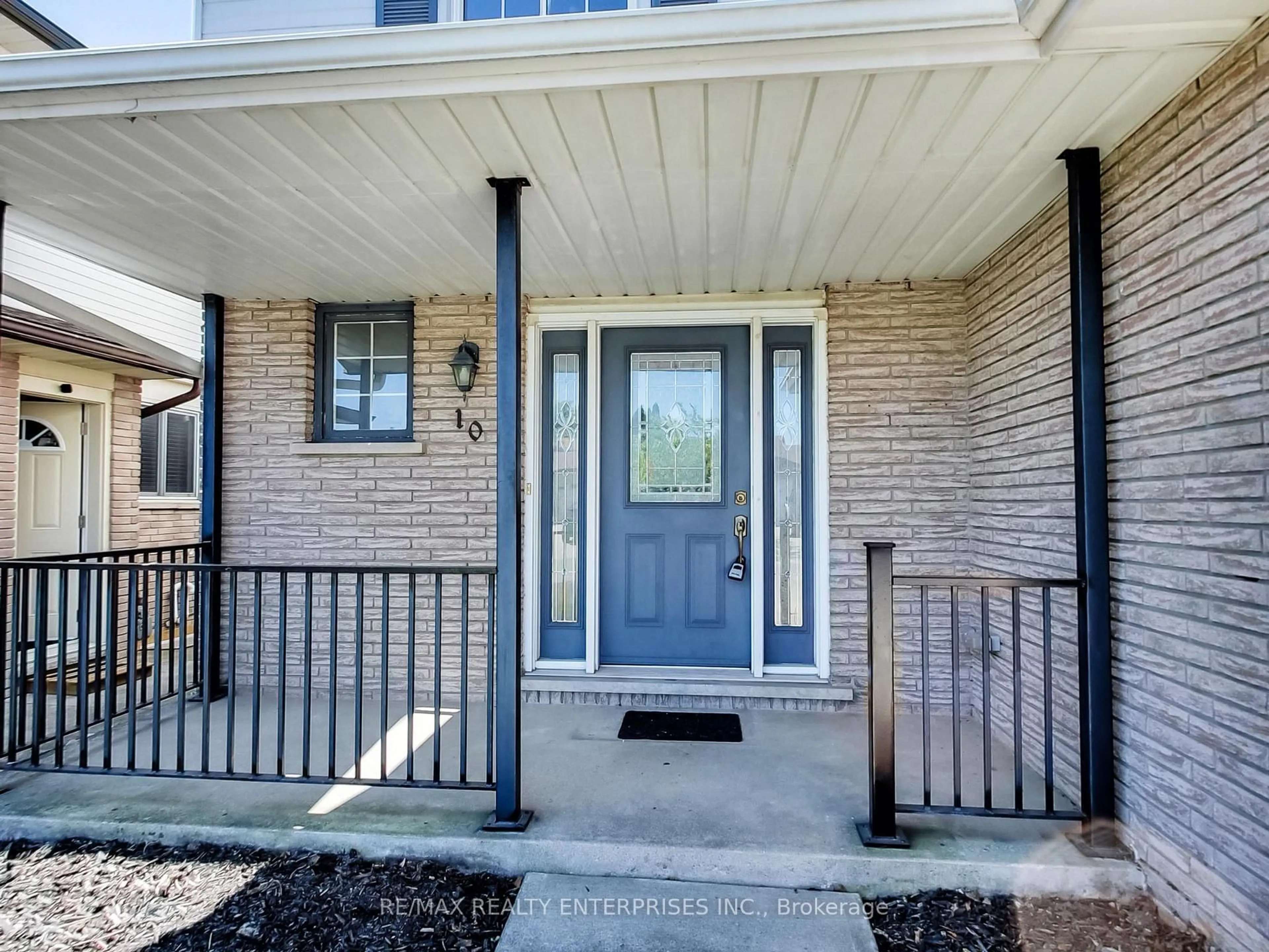 Indoor entryway for 10 Titmouse Crt, Hamilton Ontario L9A 4Y9