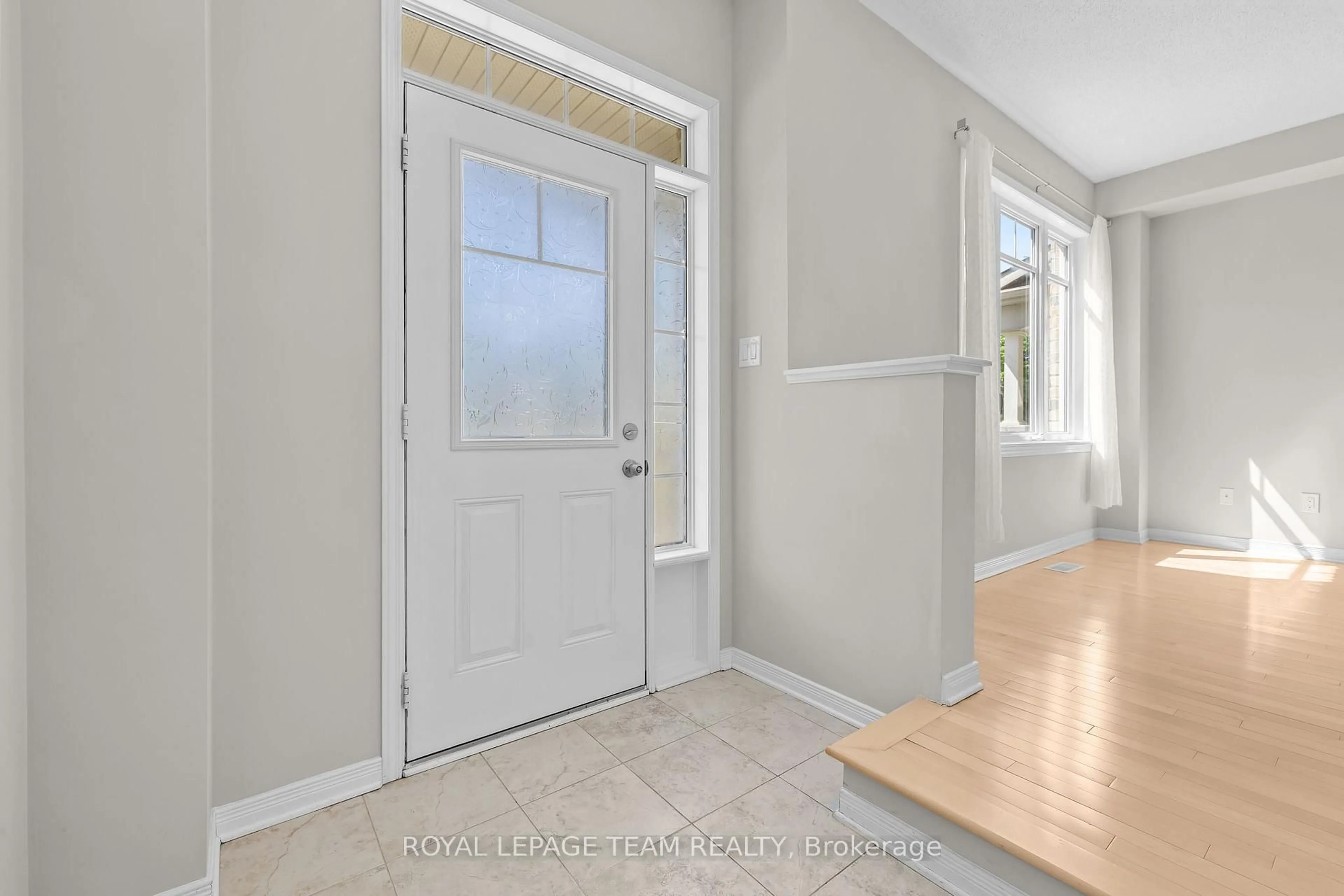 Indoor entryway for 377 Sweetflag St, Ottawa Ontario K2J 5Y7