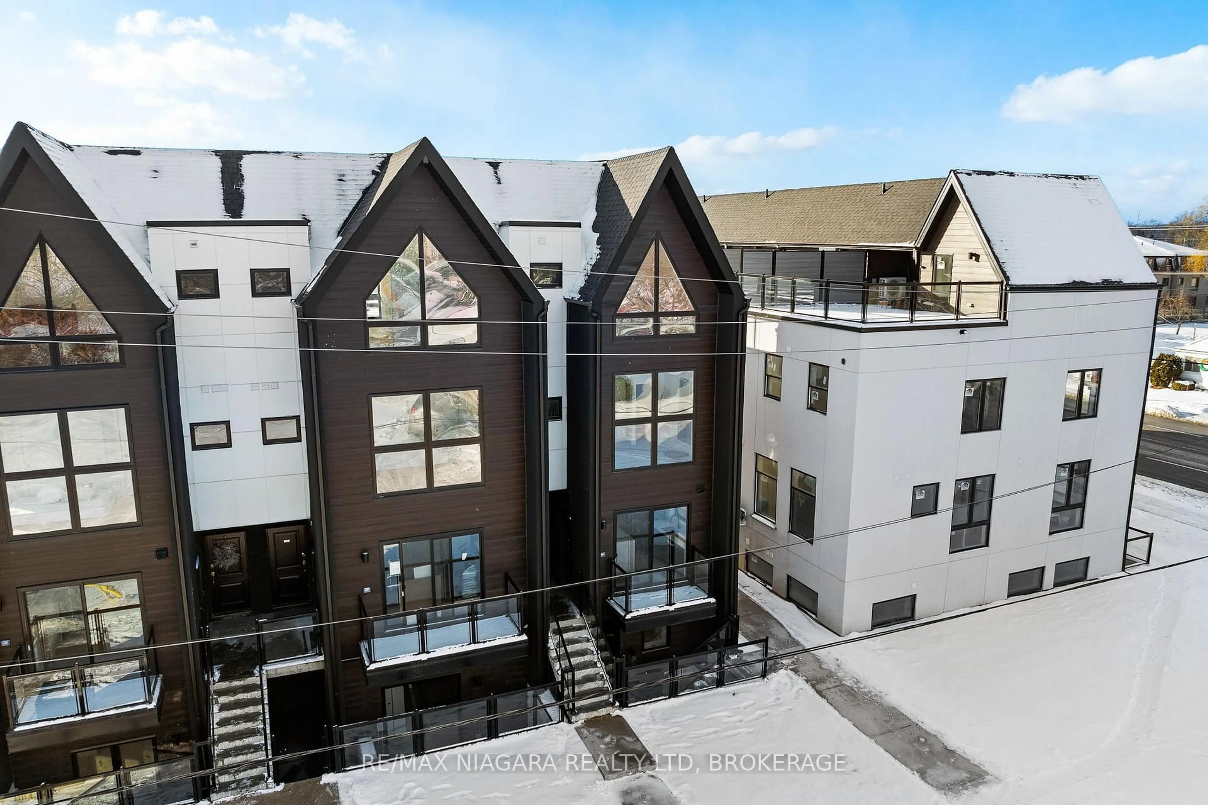 A pic from outside/outdoor area/front of a property/back of a property/a pic from drone, building for 7277 Wilson Cres #209, Niagara Falls Ontario L2G 4S5