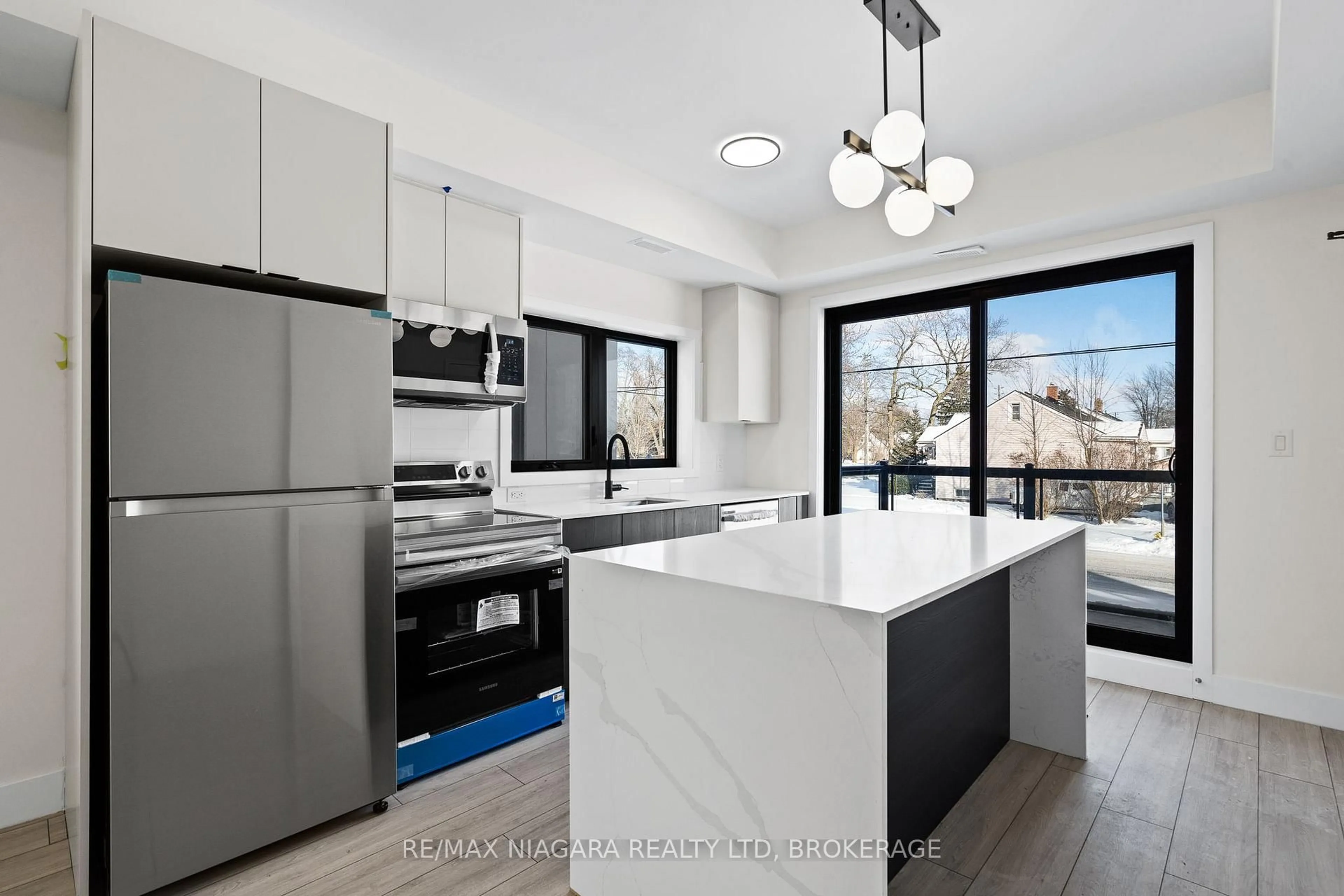 Open concept kitchen, ceramic/tile floor for 7277 Wilson Cres #209, Niagara Falls Ontario L2G 4S5