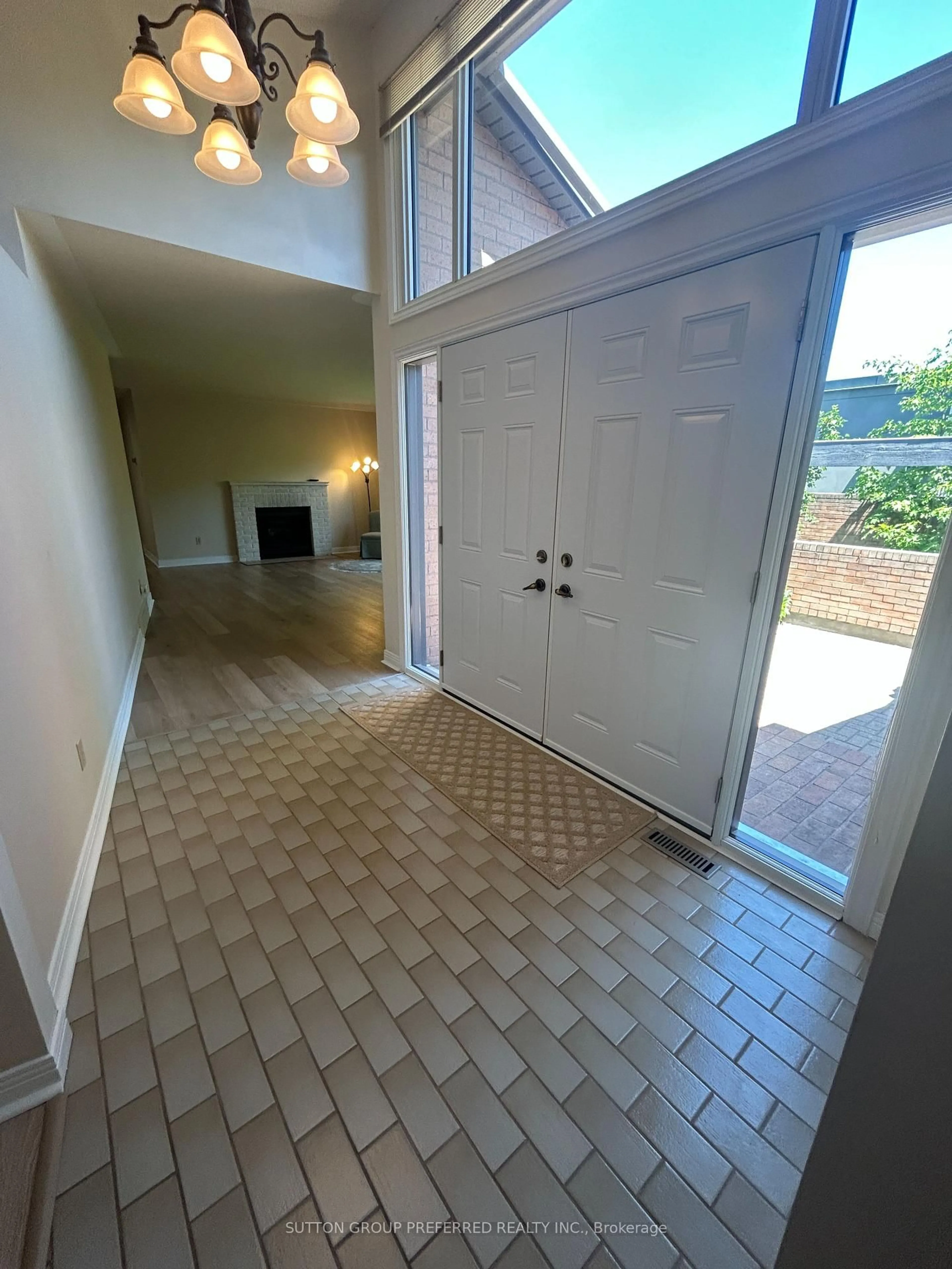 Indoor entryway for 50 Fiddlers Green Rd #51, London North Ontario N6H 4T4