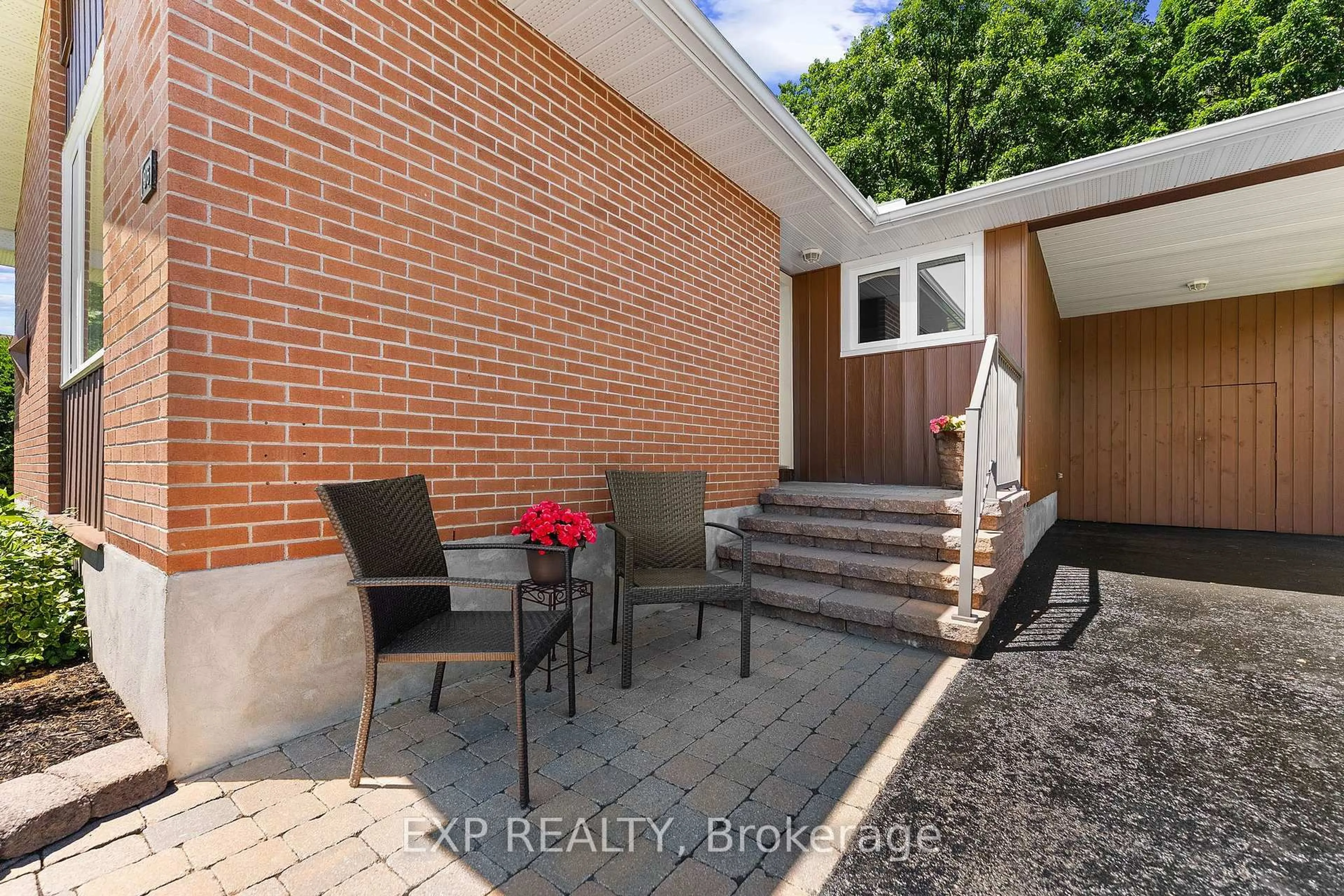 Patio, street for 96 Simpson Ave, Renfrew Ontario K7V 2P5