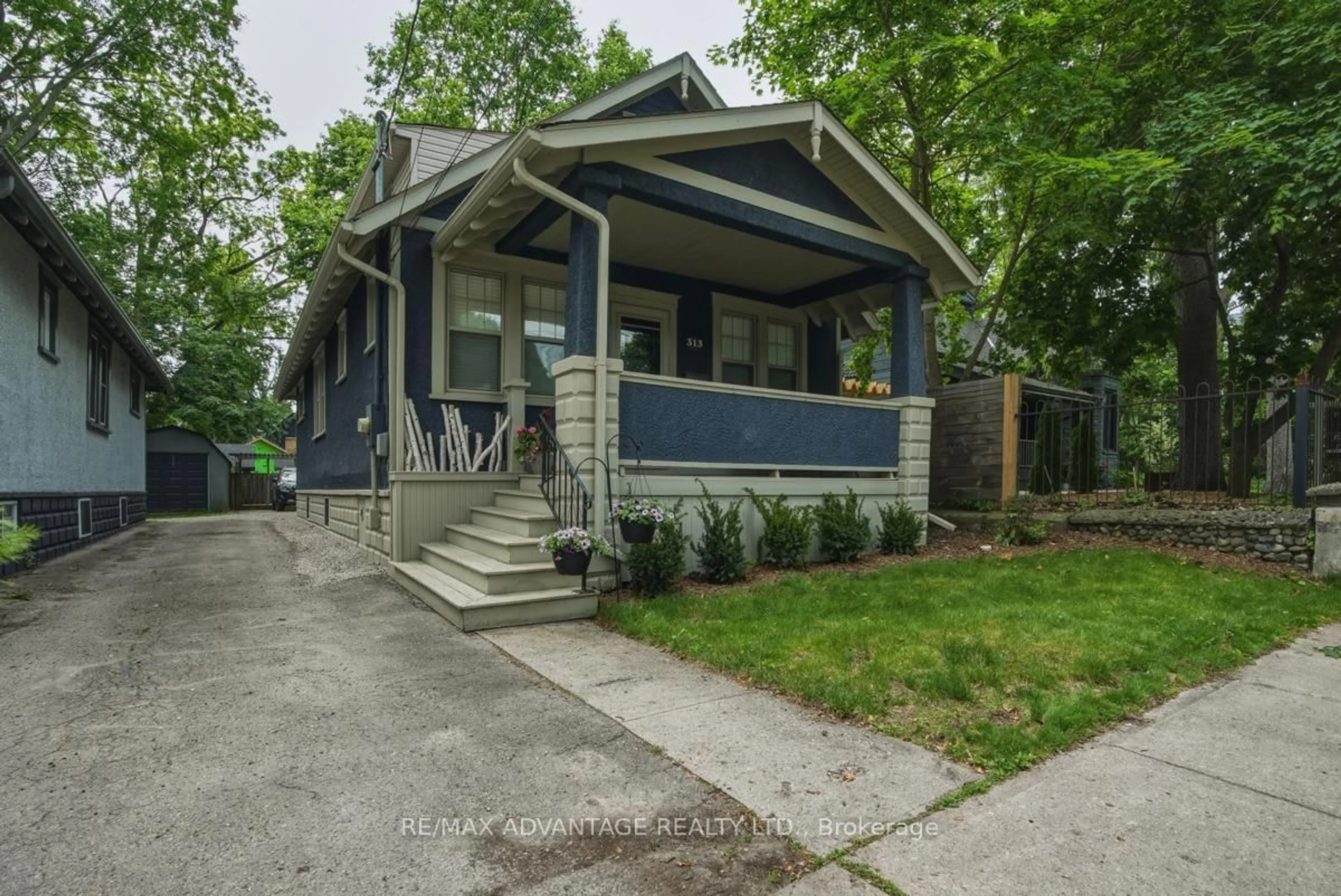 Home with vinyl exterior material, street for 313 Cromwell St, London East Ontario N6A 1Z7