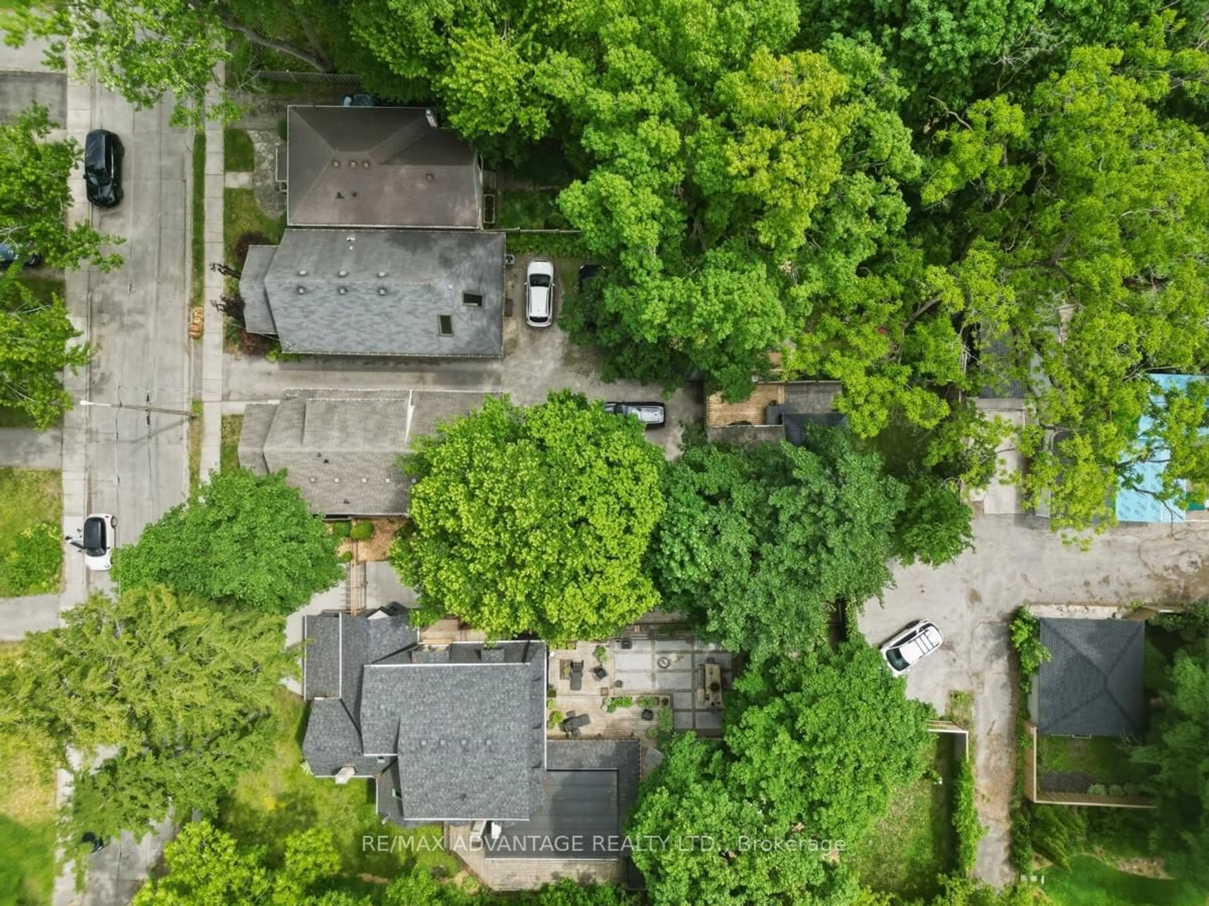 A pic from outside/outdoor area/front of a property/back of a property/a pic from drone, unknown for 313 Cromwell St, London East Ontario N6A 1Z7