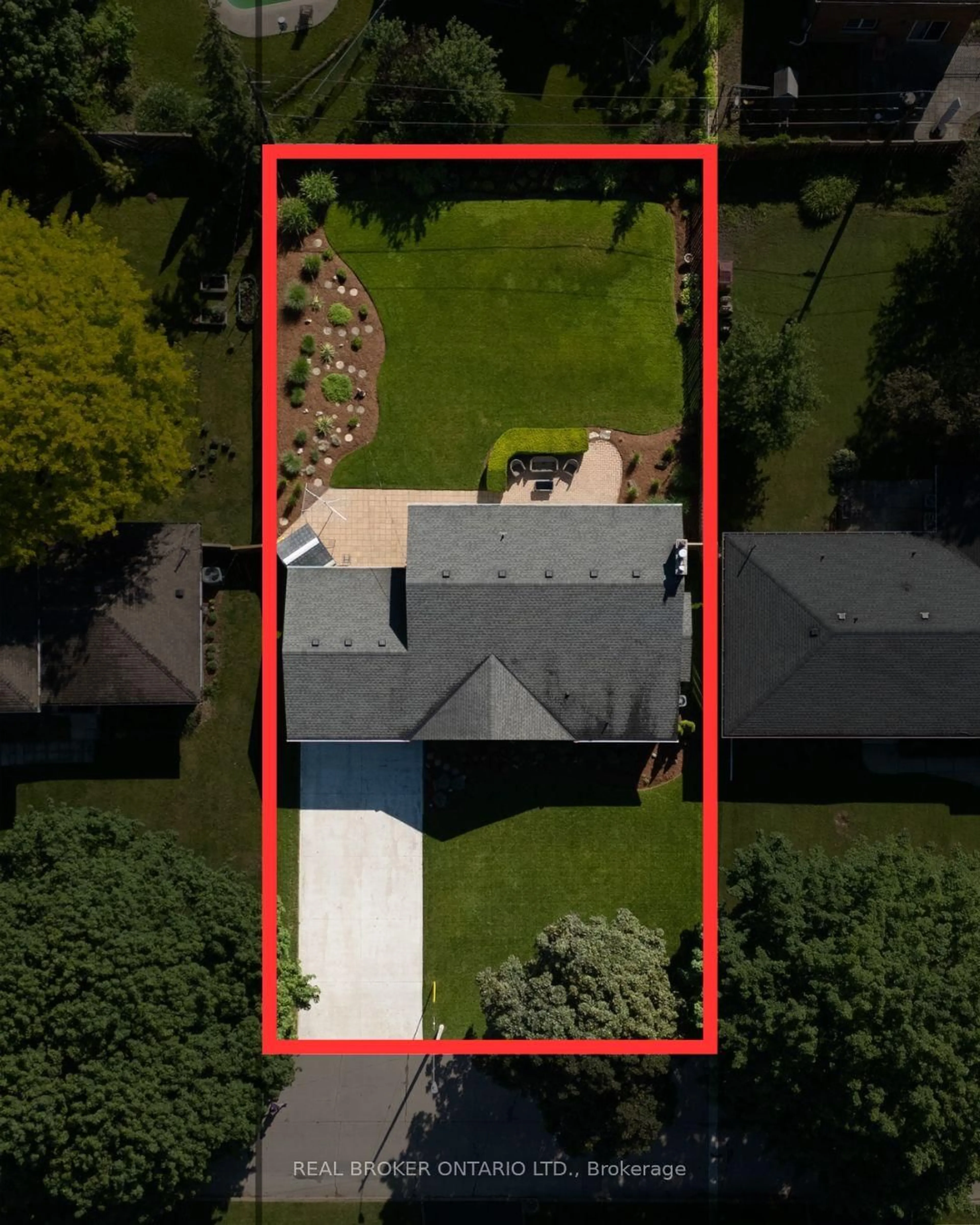 A pic from outside/outdoor area/front of a property/back of a property/a pic from drone, street for 241 Riverview Blvd, St. Catharines Ontario L2T 3N2