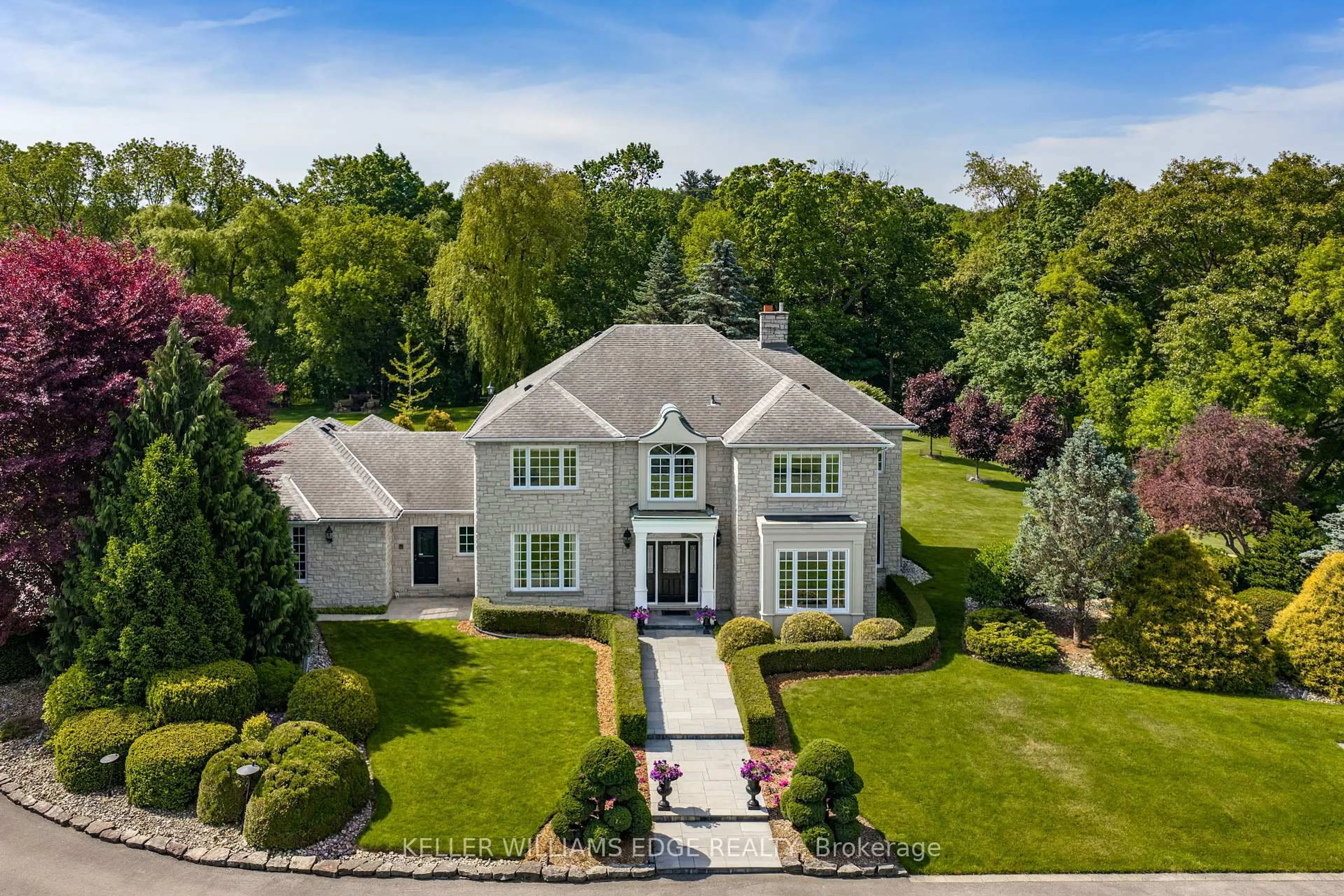 A pic from outside/outdoor area/front of a property/back of a property/a pic from drone, street for 938 Governor's Rd, Hamilton Ontario L9H 5E3