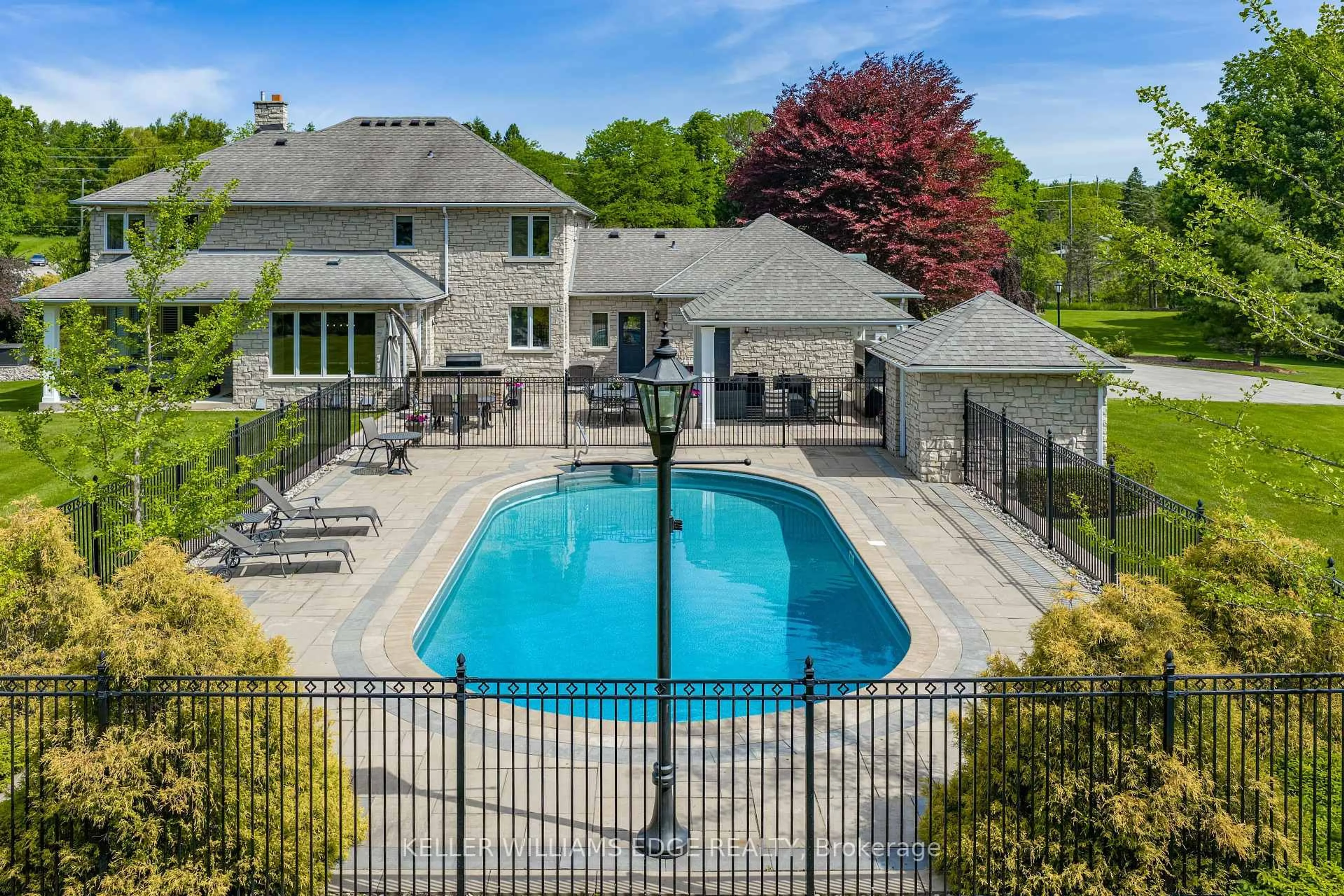 Pool for 938 Governor's Rd, Hamilton Ontario L9H 5E3
