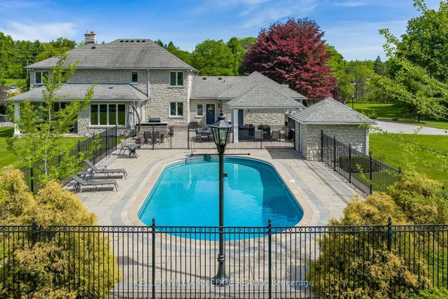 938 Governor's Rd, Hamilton 4