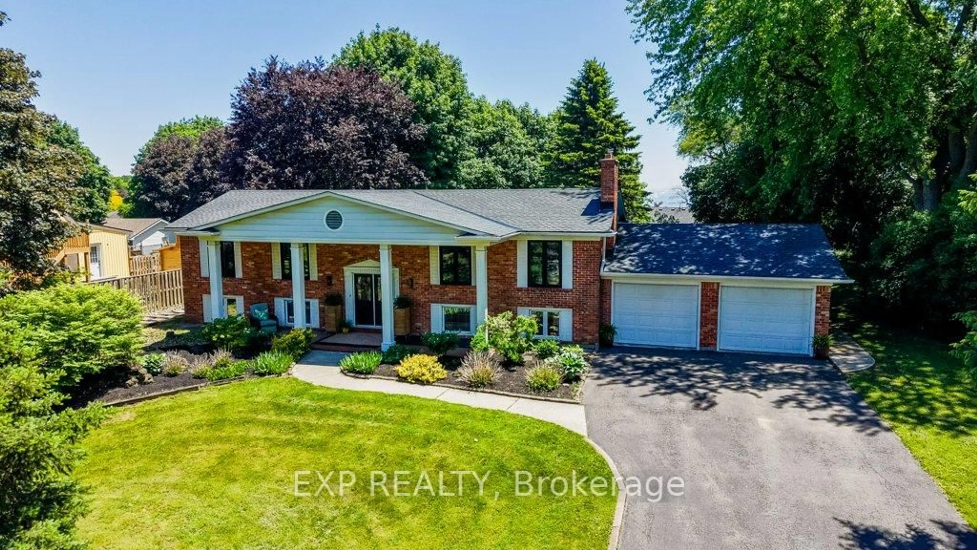 Home with brick exterior material, street for 194 Dundas St, Hamilton Ontario L8N 2Z7