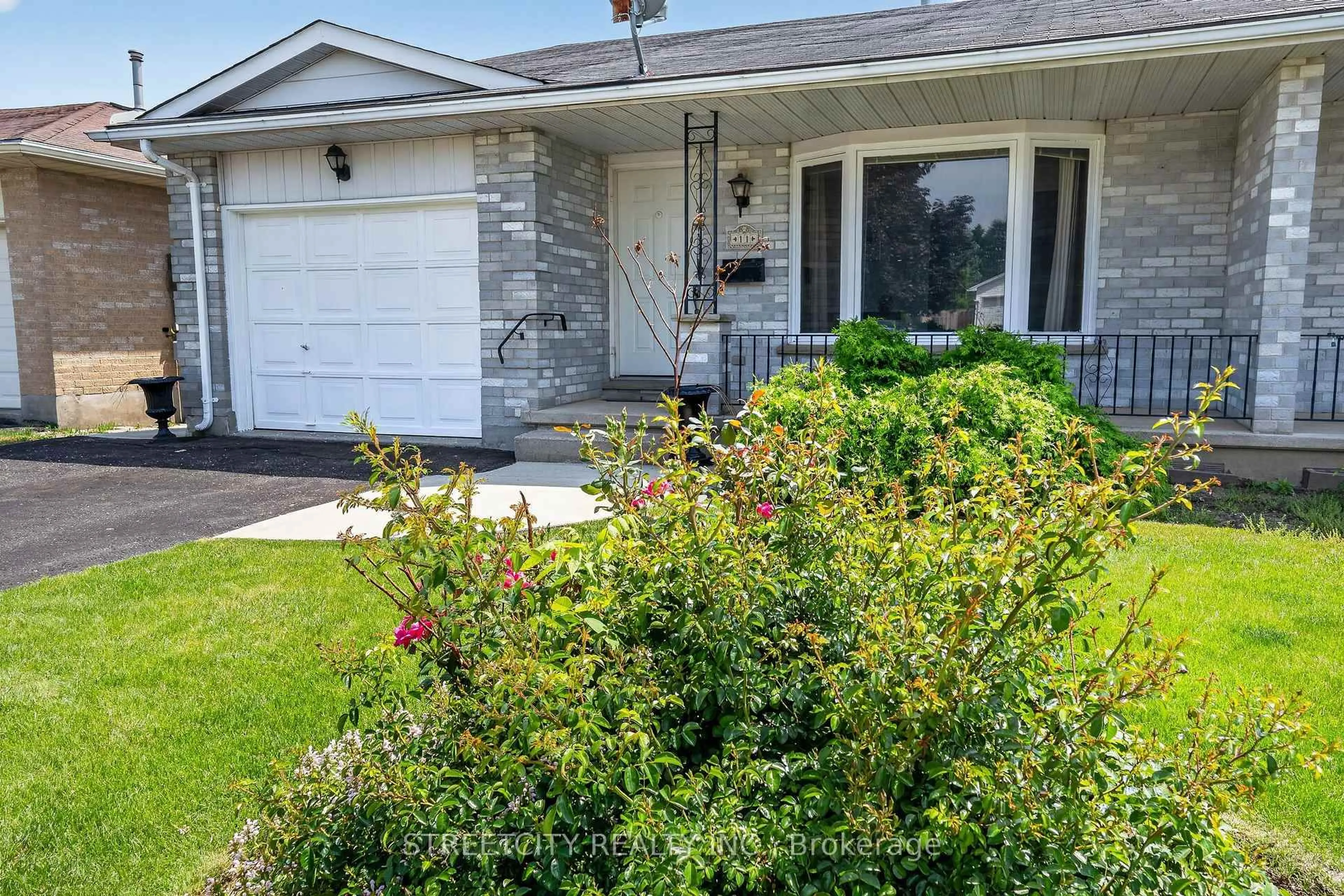 Home with vinyl exterior material, street for 11 Rickwood Pl, St. Thomas Ontario N5R 5Z3