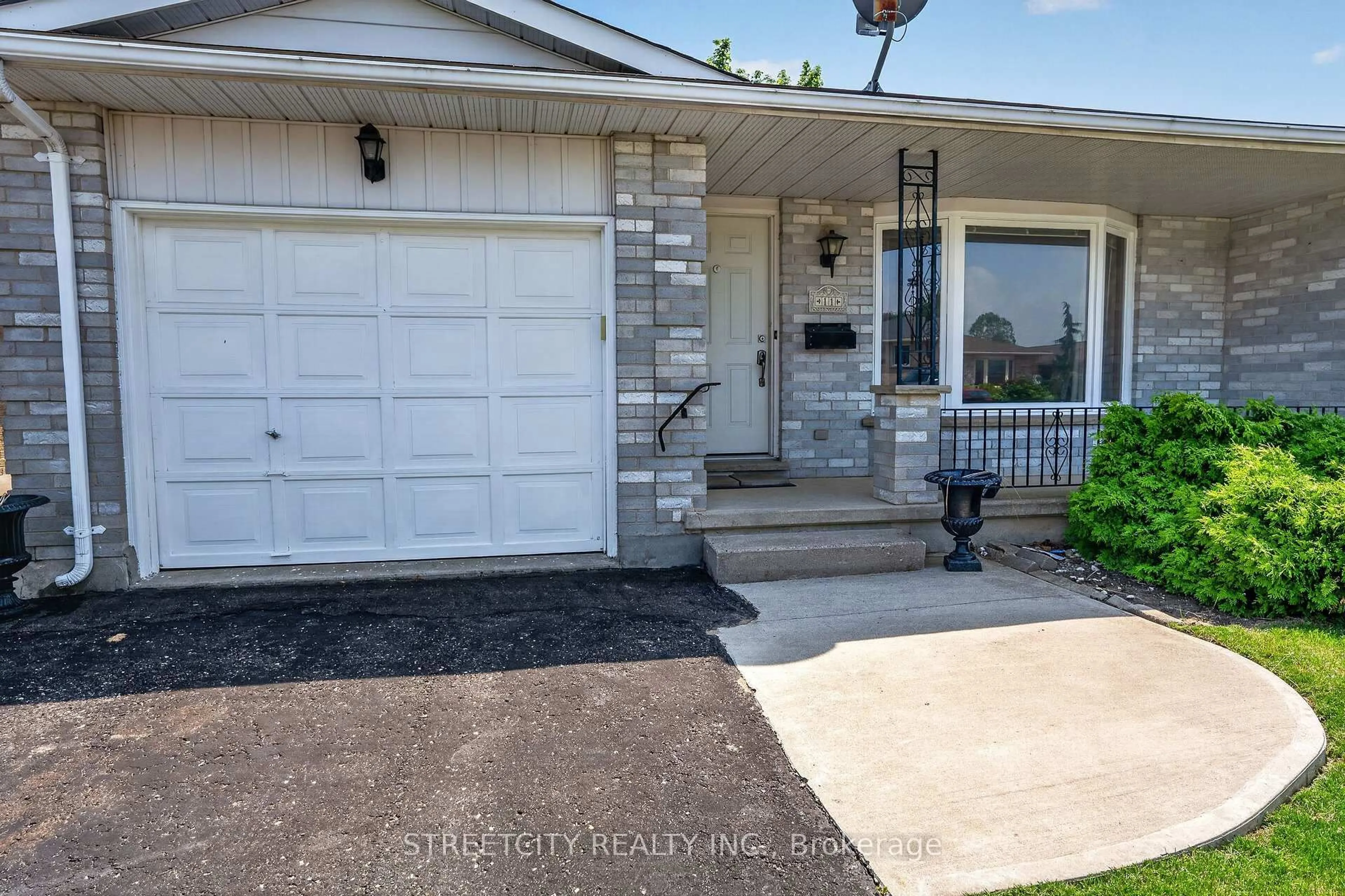Home with vinyl exterior material, street for 11 Rickwood Pl, St. Thomas Ontario N5R 5Z3