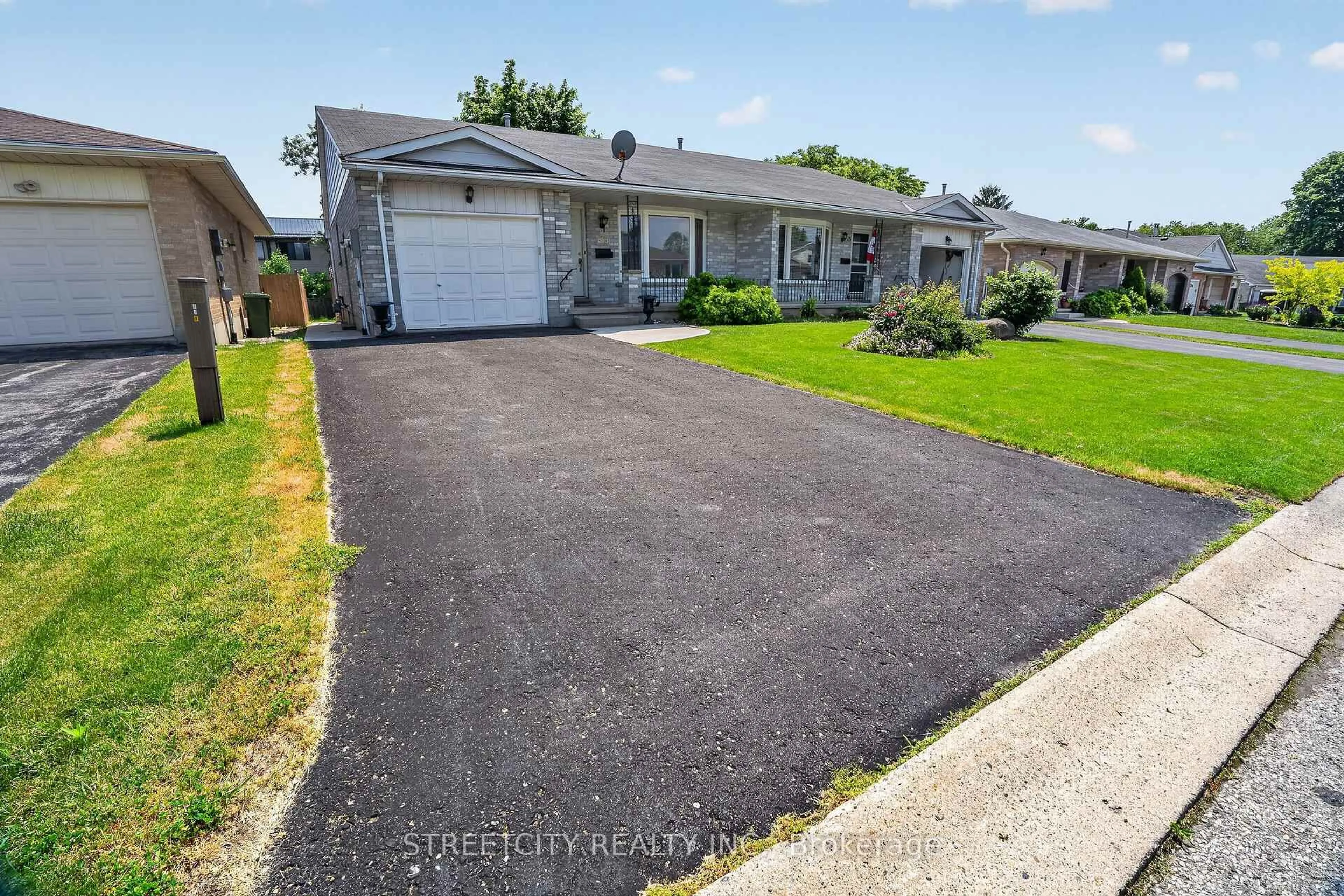 A pic from outside/outdoor area/front of a property/back of a property/a pic from drone, street for 11 Rickwood Pl, St. Thomas Ontario N5R 5Z3