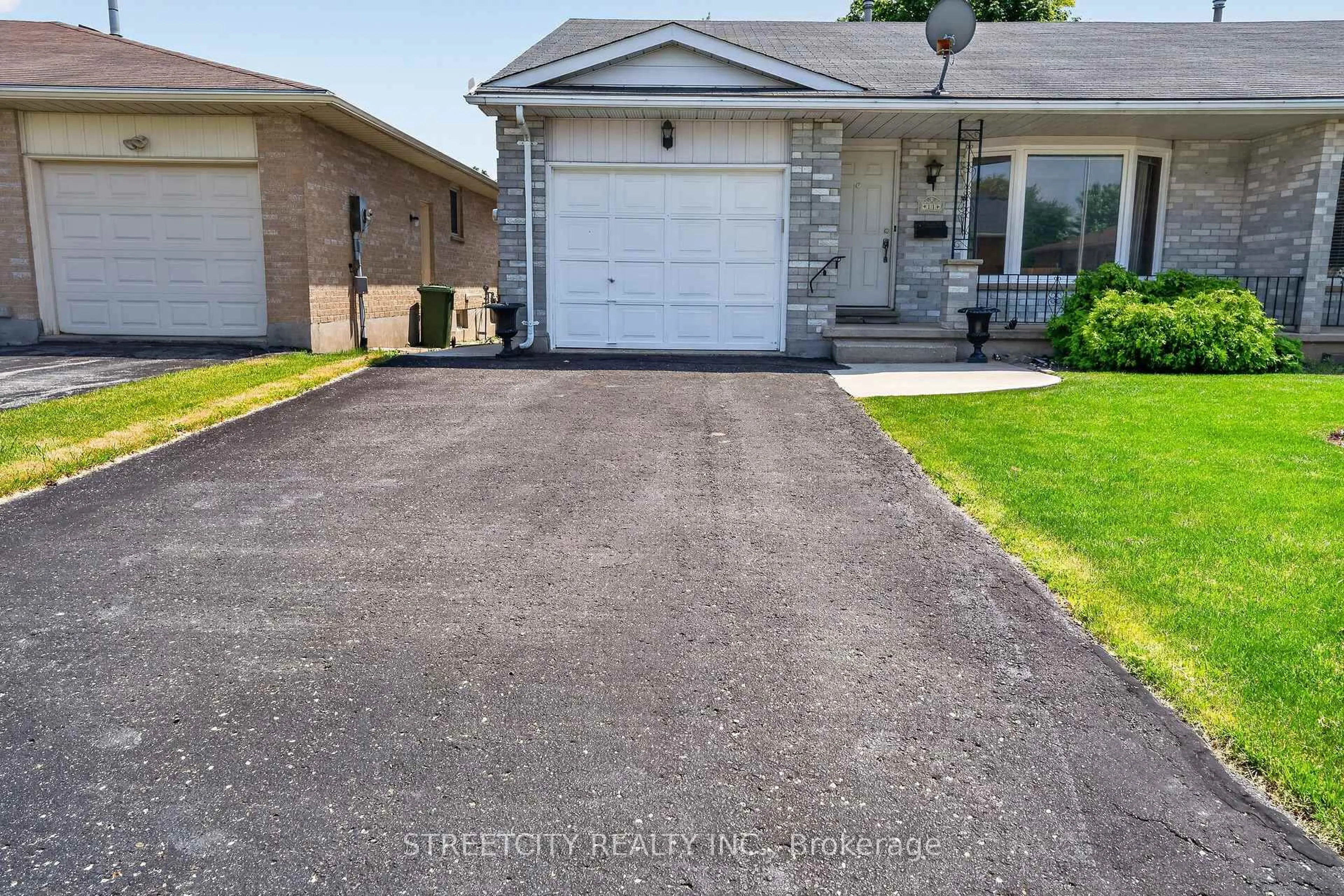 Home with vinyl exterior material, street for 11 Rickwood Pl, St. Thomas Ontario N5R 5Z3