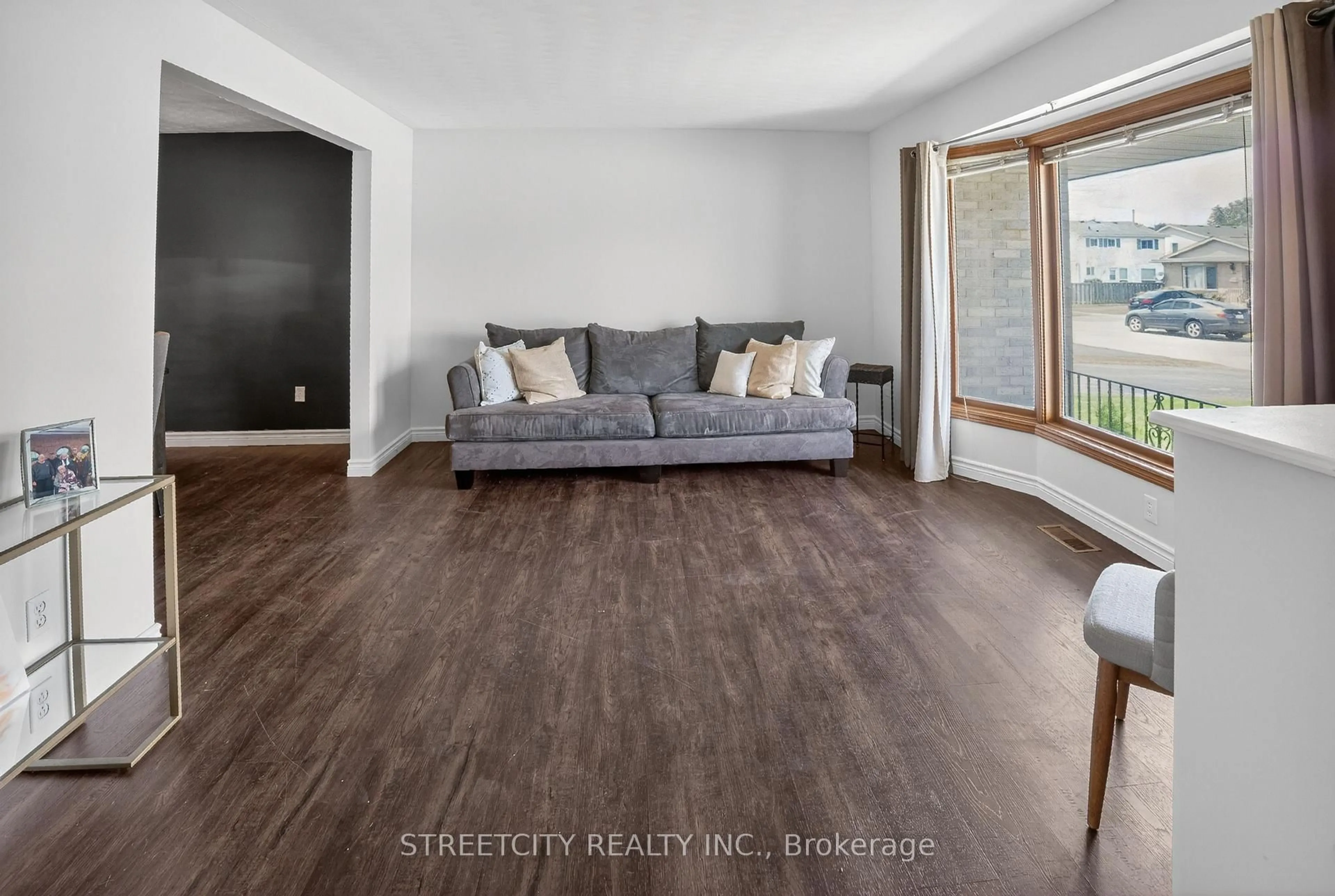 Living room with furniture, wood/laminate floor for 11 Rickwood Pl, St. Thomas Ontario N5R 5Z3