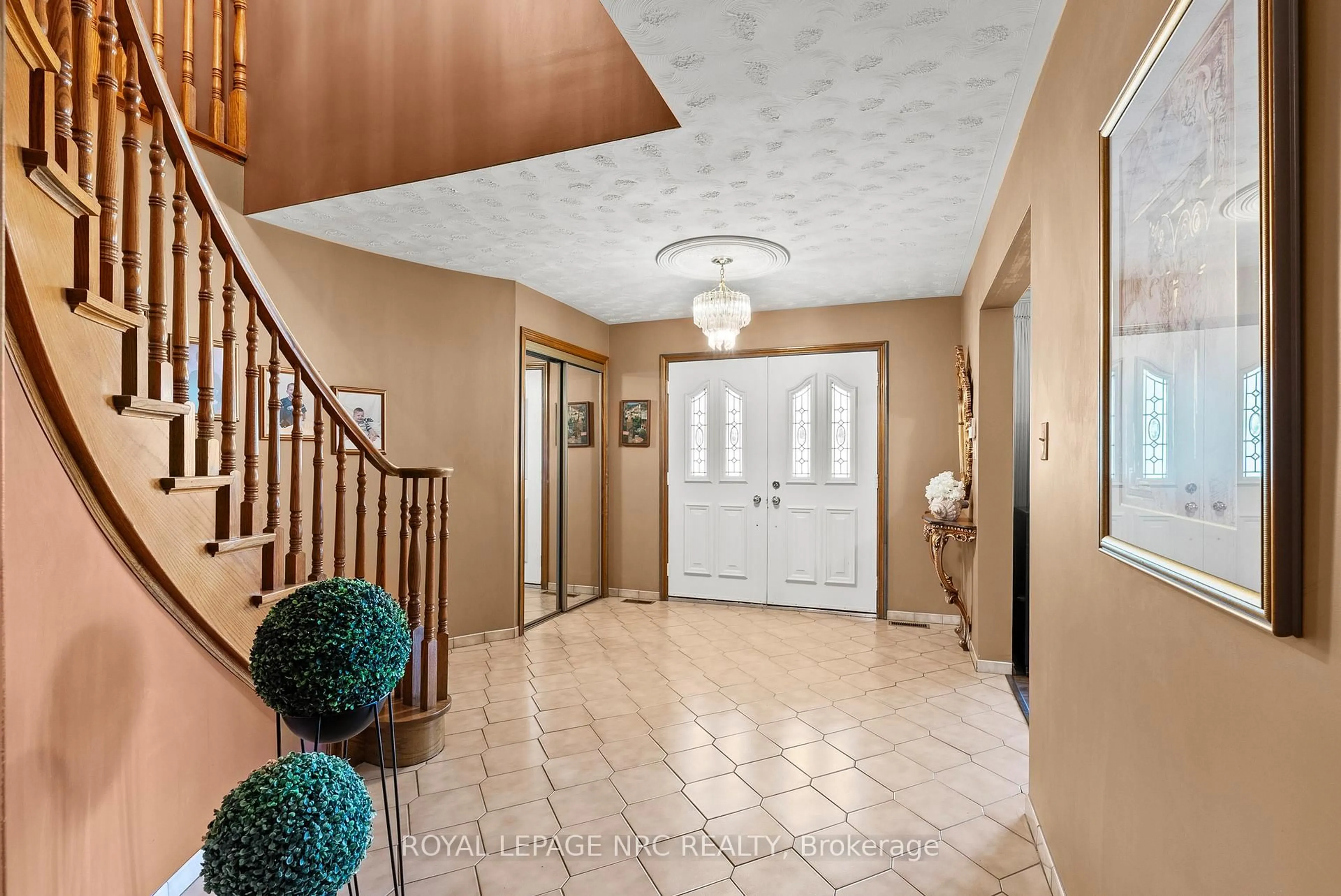 Indoor entryway for 14 Tupper Dr, Thorold Ontario L2V 4C7