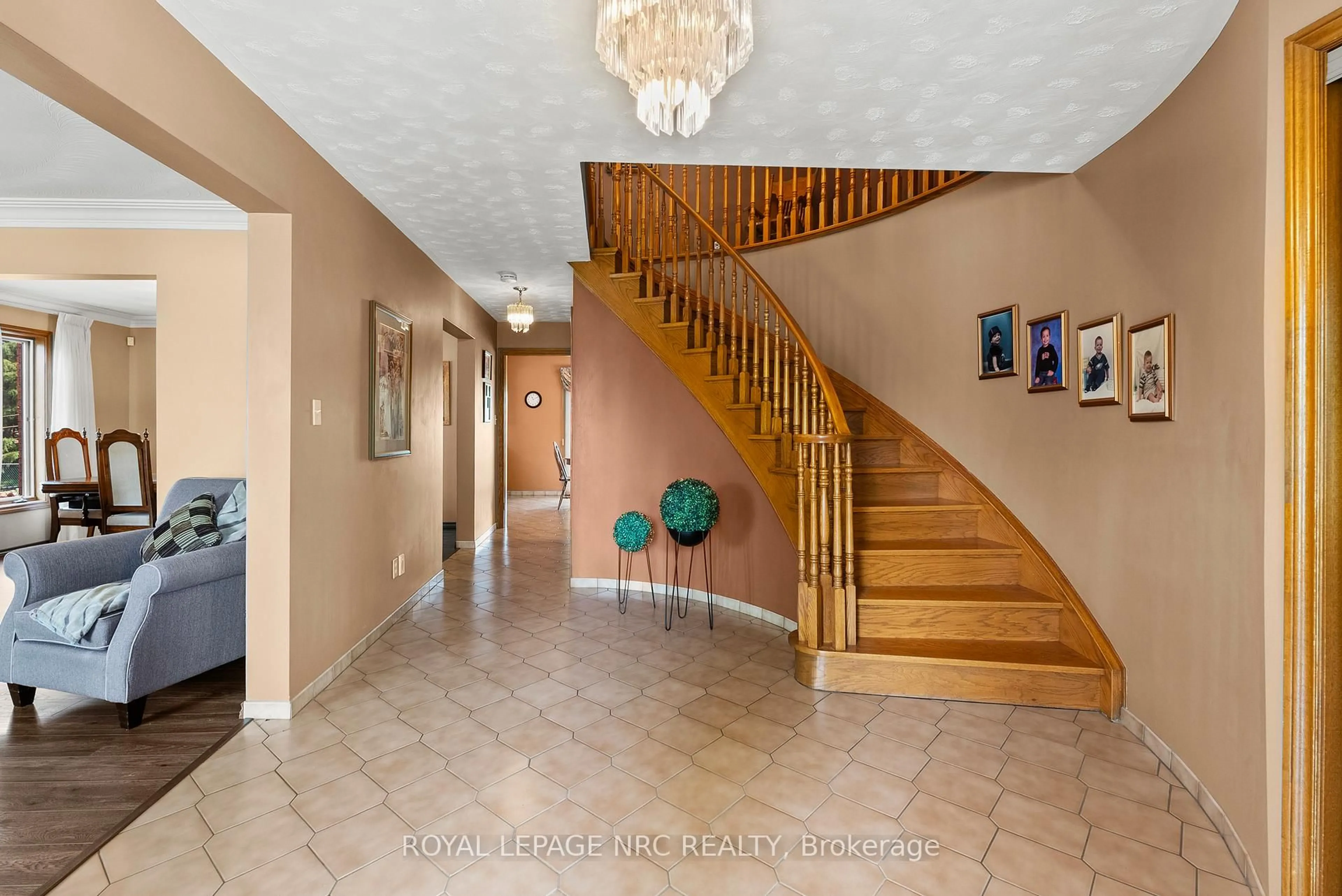 Indoor foyer for 14 Tupper Dr, Thorold Ontario L2V 4C7