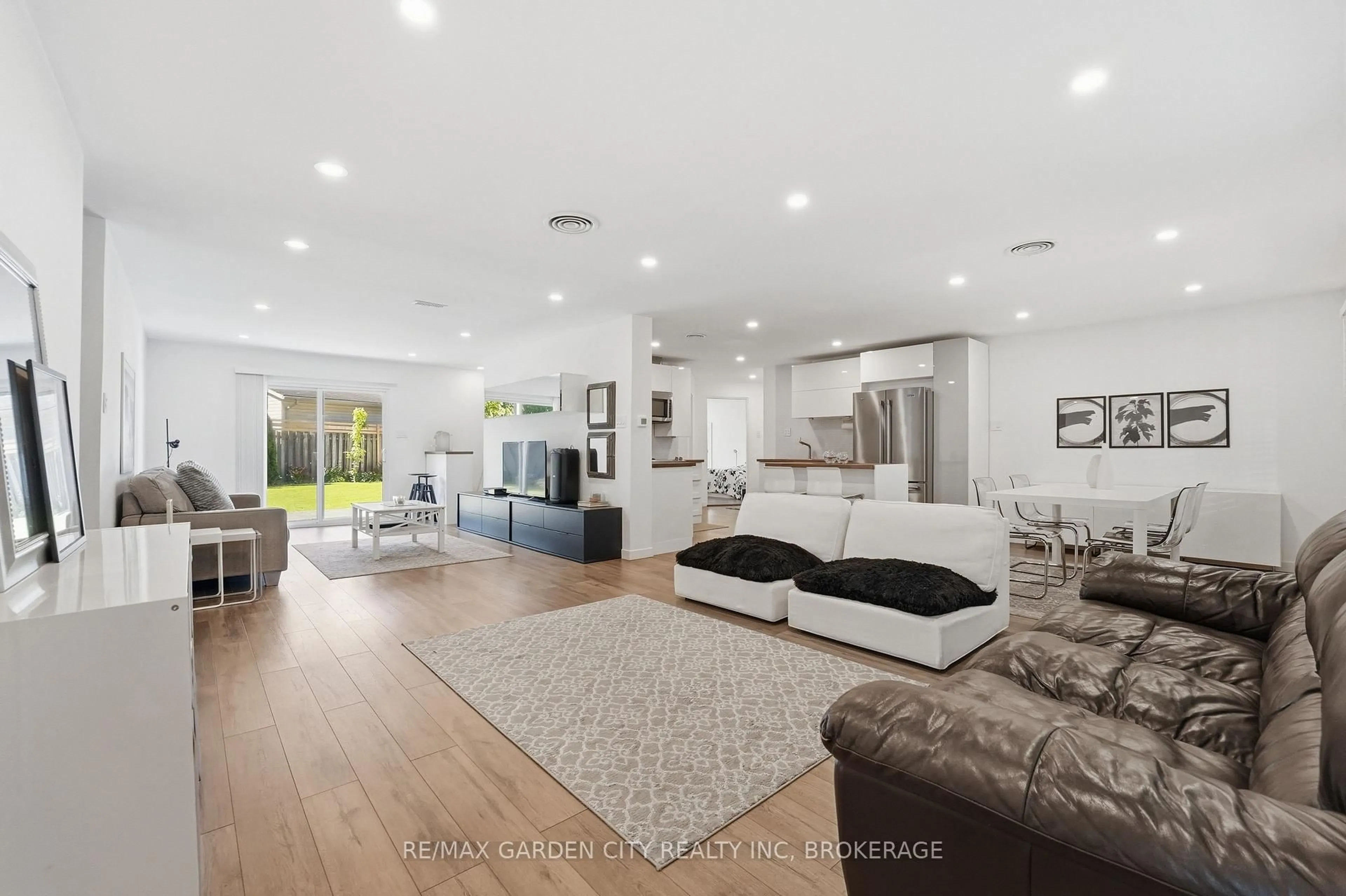 Living room with furniture, unknown for 50 Beamer Ave, St. Catharines Ontario L2M 2L3