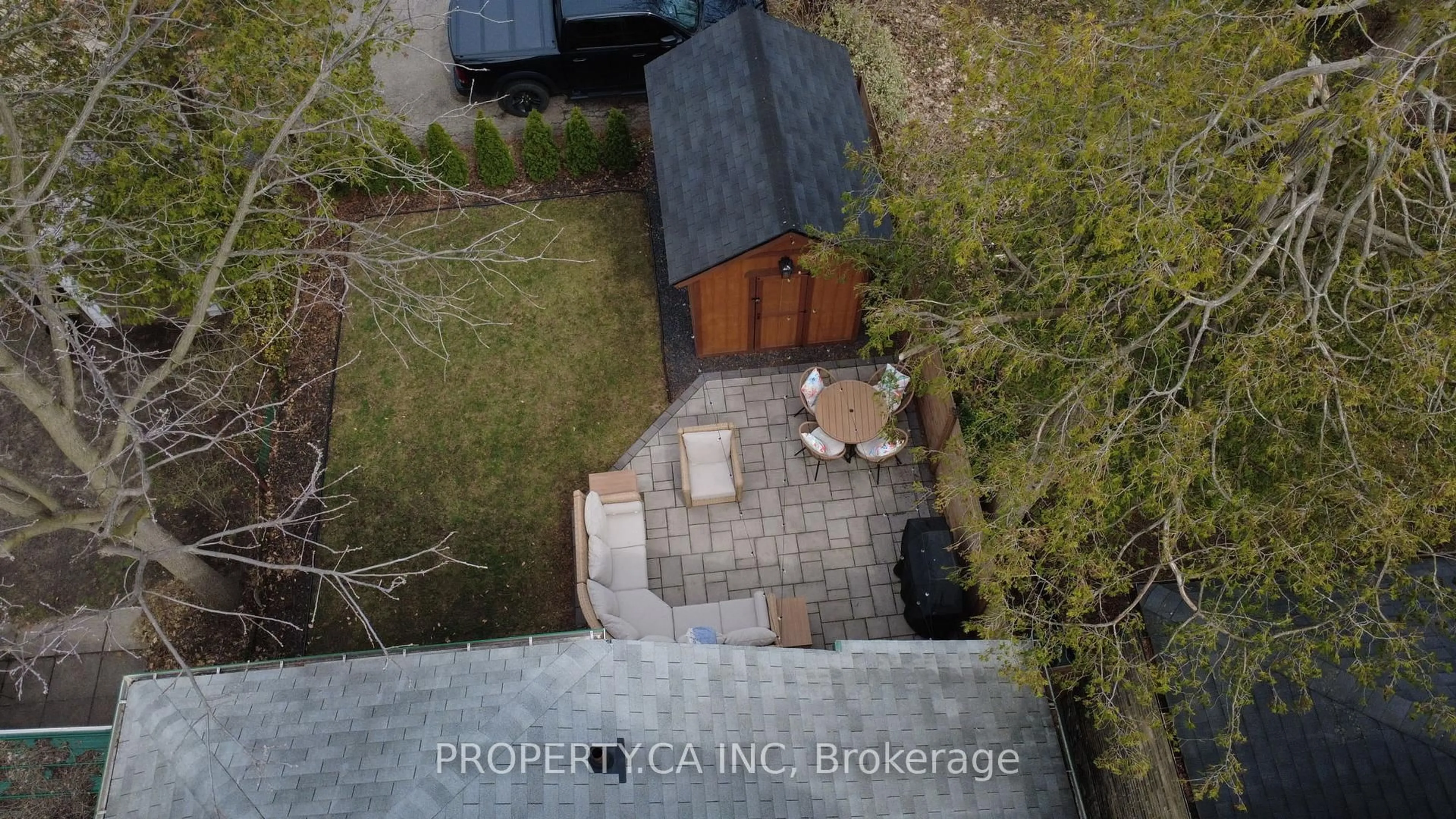 A pic from outside/outdoor area/front of a property/back of a property/a pic from drone, street for 438 Ontario St, London East Ontario N5W 3W9