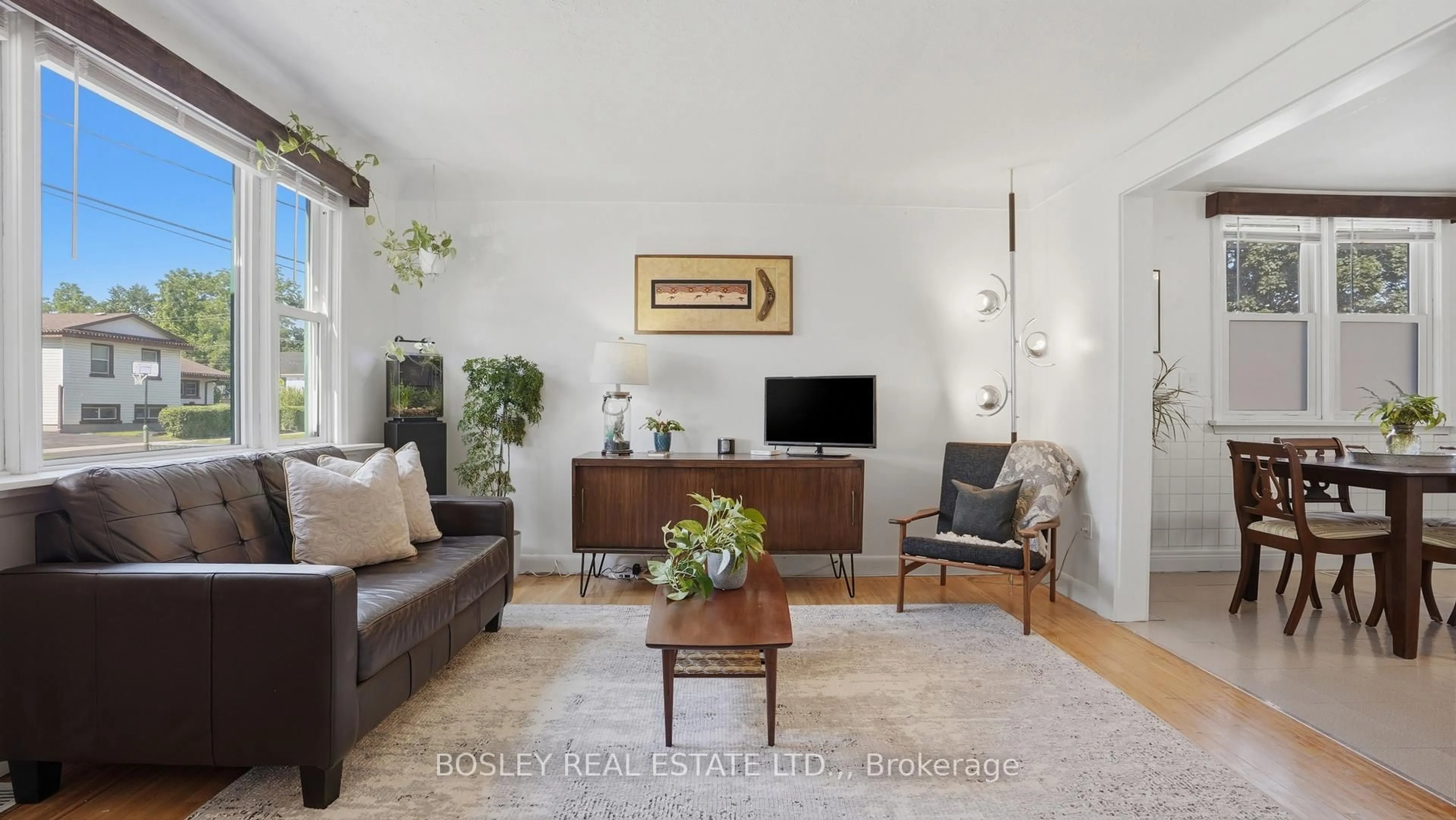 Living room with furniture, unknown for 29 Bloomfield Ave, St. Catharines Ontario L2P 1X2