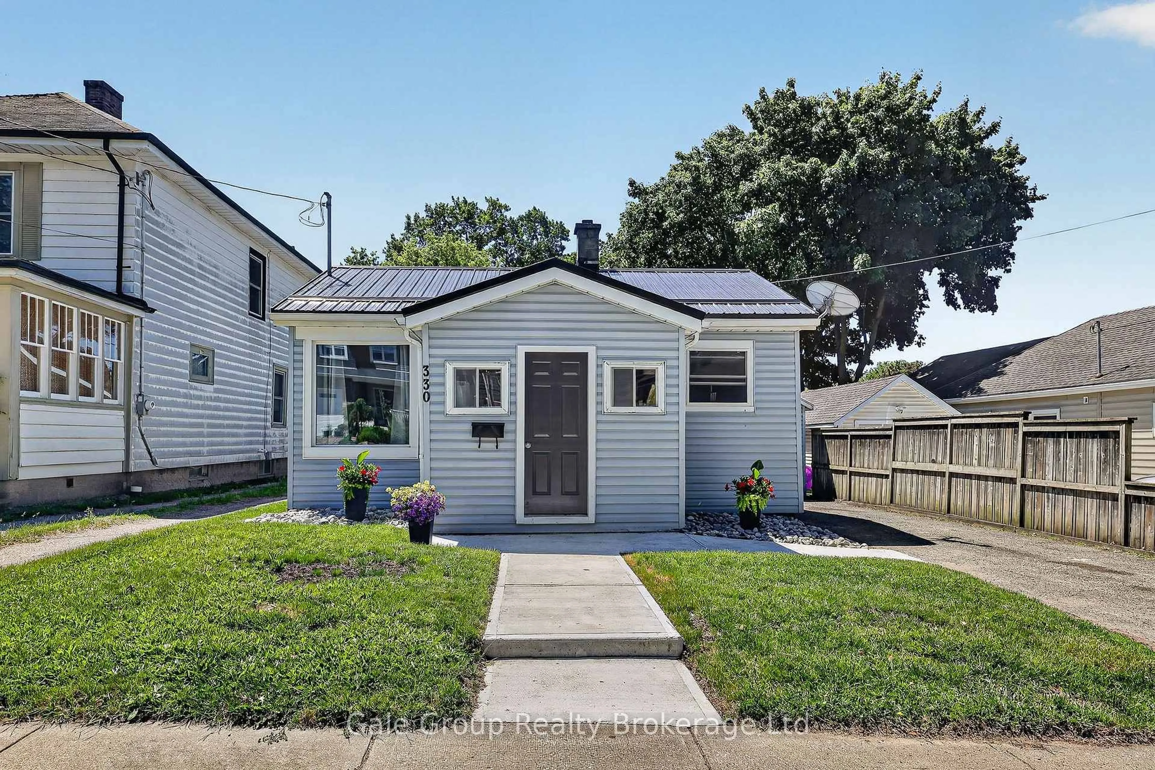 Home with vinyl exterior material, street for 330 Queen St, Woodstock Ontario N4S 1M1