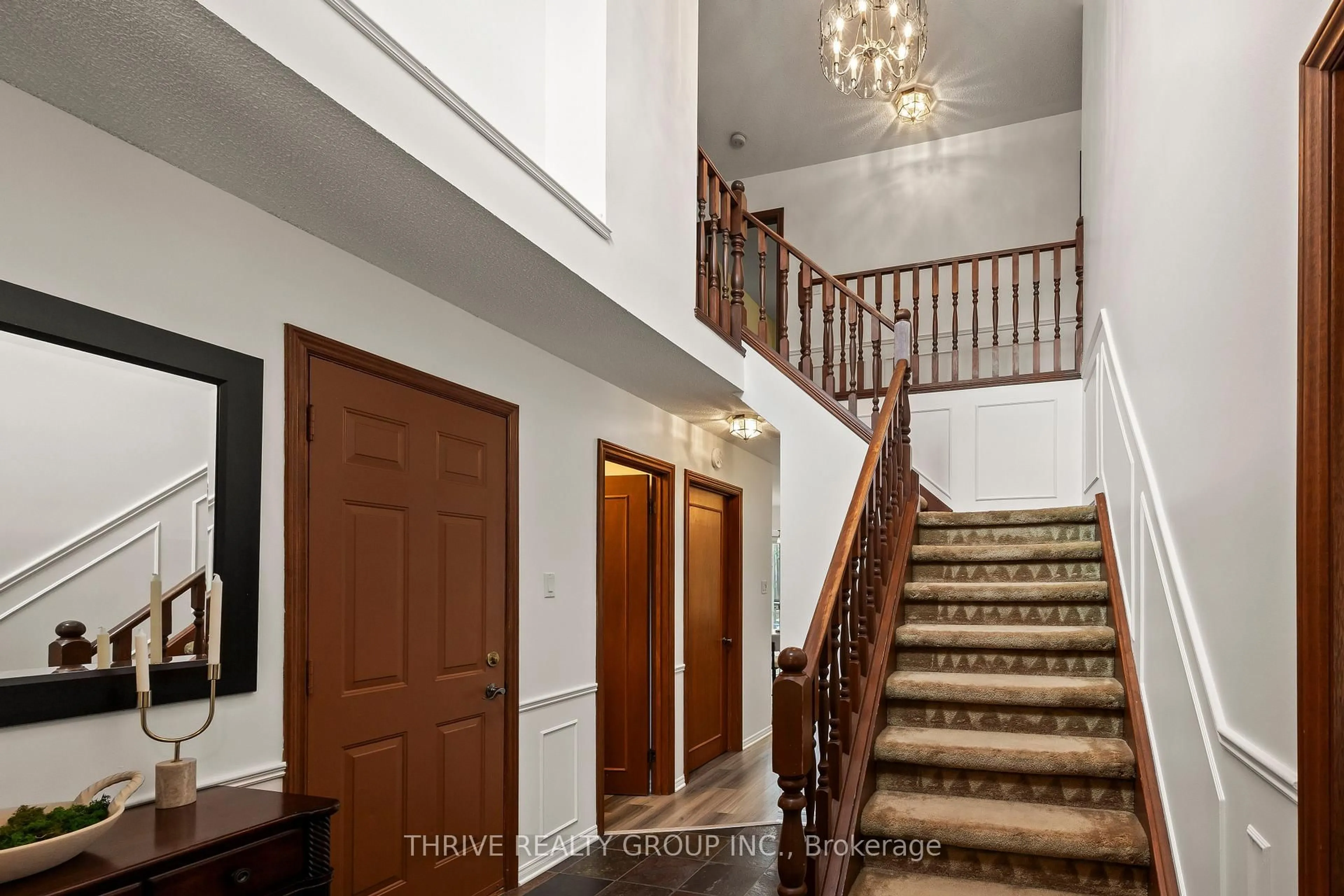 Indoor foyer for 497 Old Wonderland Rd, London South Ontario N6K 3T5