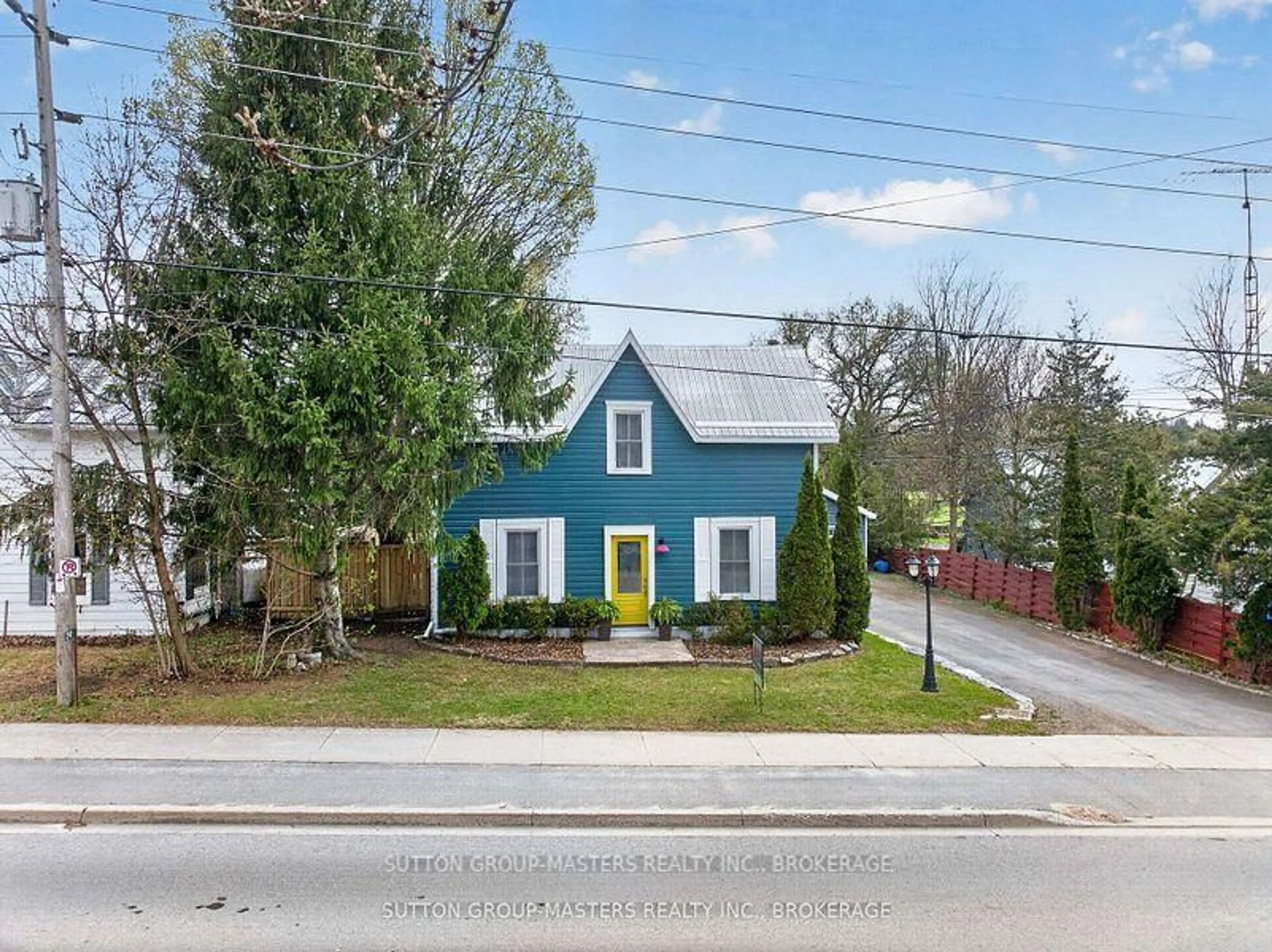 A pic from outside/outdoor area/front of a property/back of a property/a pic from drone, street for 2941 Rutledge Rd, Sydenham Ontario K0H 2T0