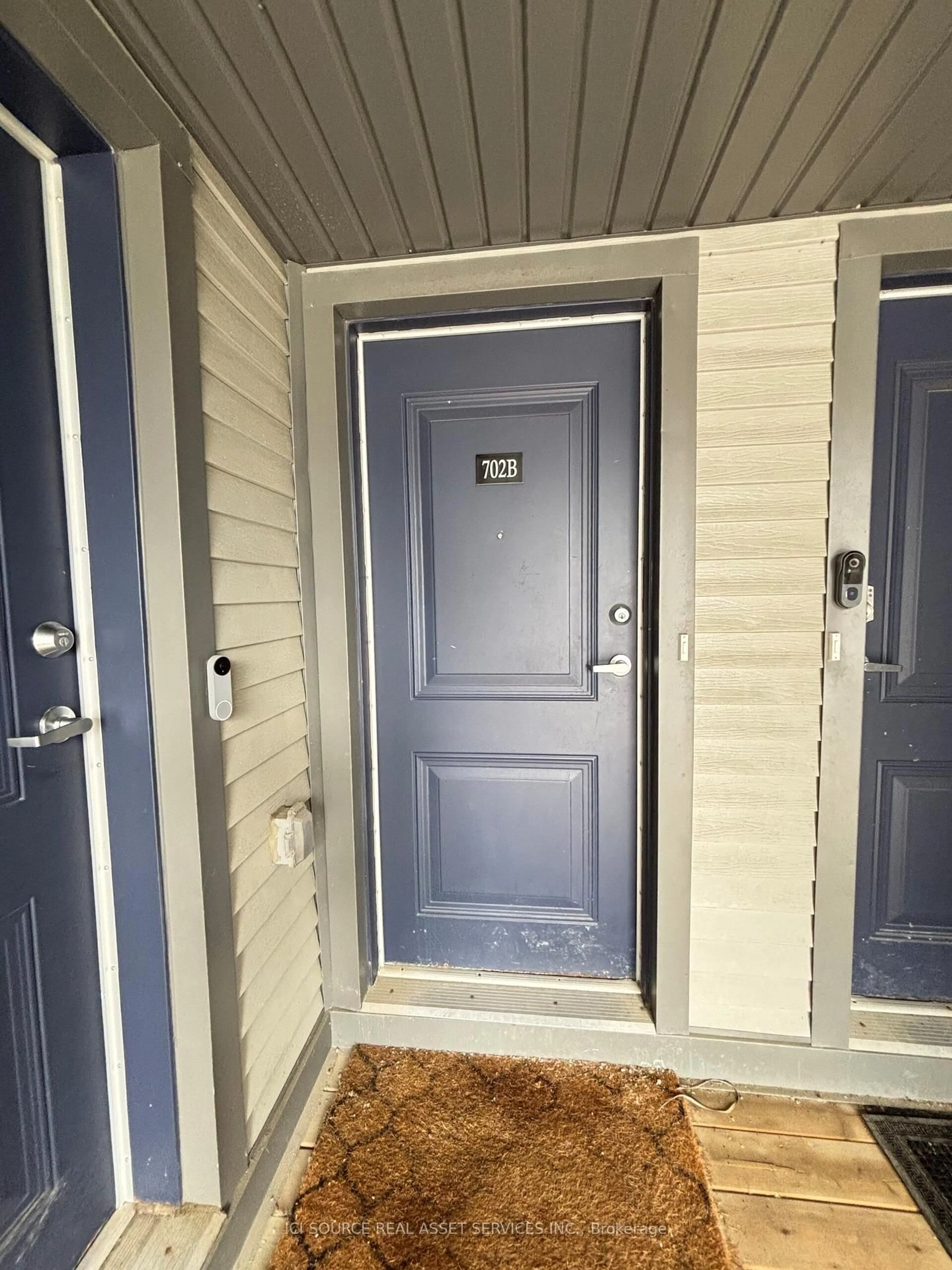 Indoor entryway for 702 B Amberwing Private, Ottawa Ontario K4A 5H5