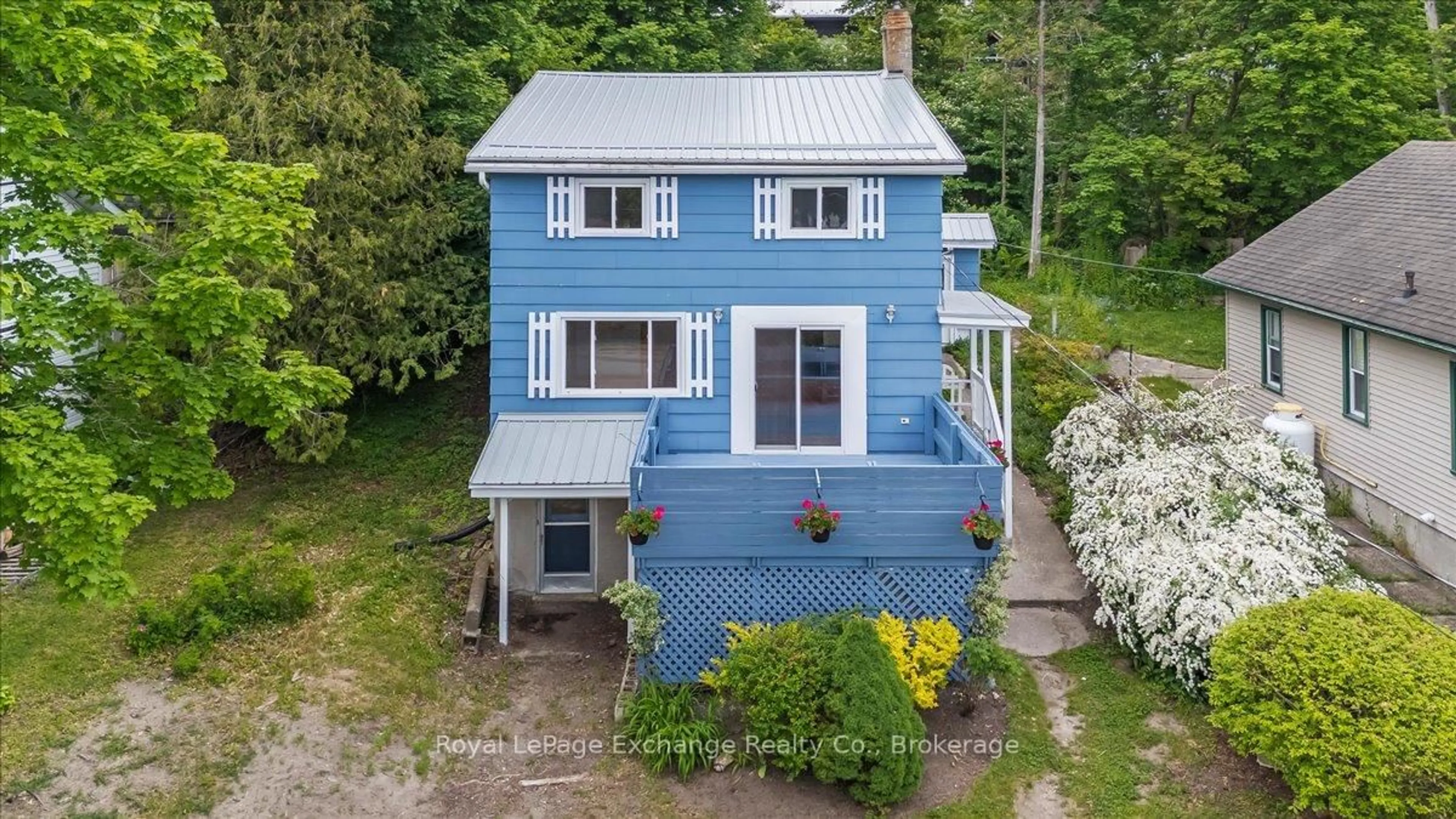 A pic from outside/outdoor area/front of a property/back of a property/a pic from drone, street for 909 McDonald Ave, Kincardine Ontario N2Z 1A2