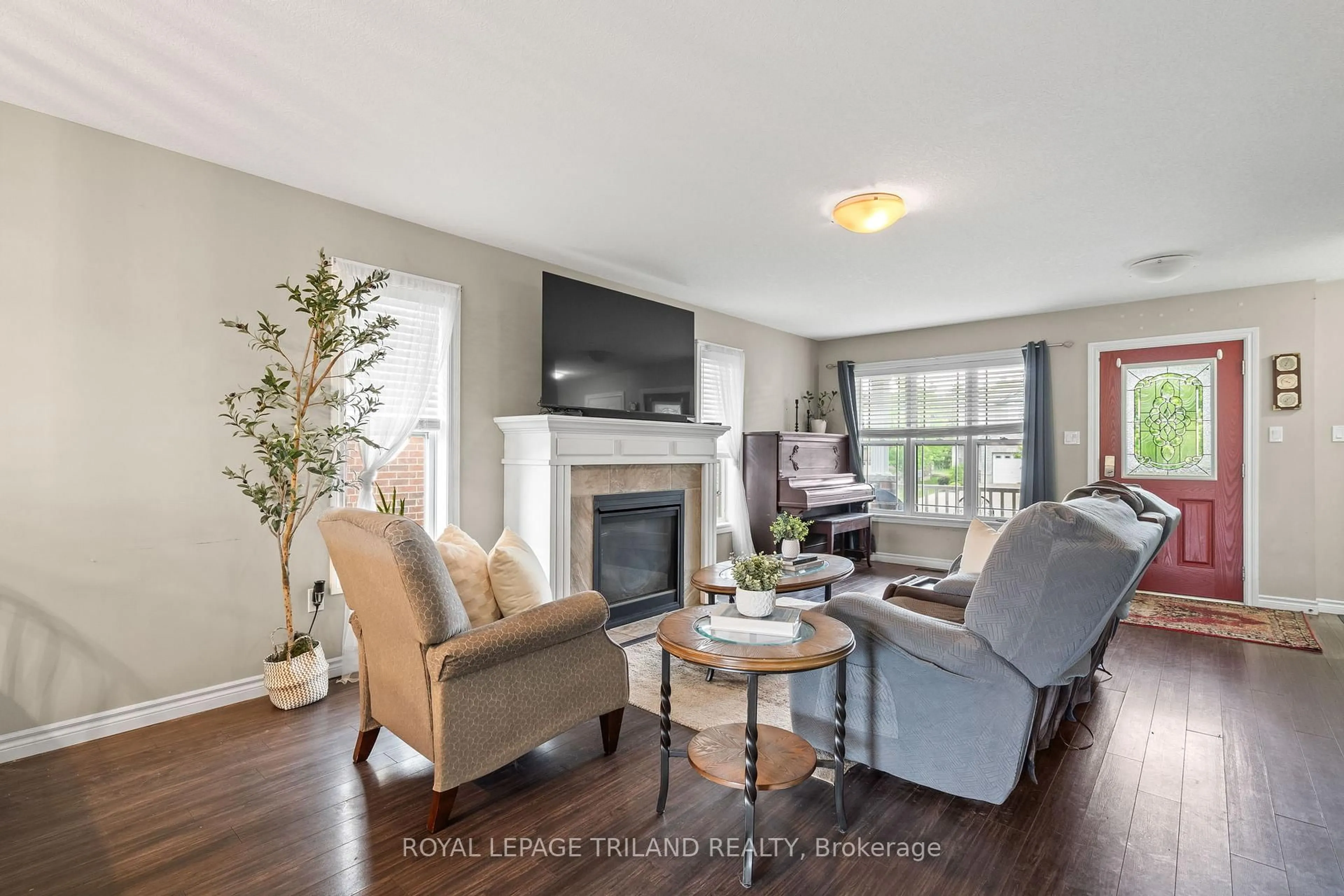 Living room with furniture, wood/laminate floor for 38 LEESBORO Tr, Thames Centre Ontario N0M 2P0