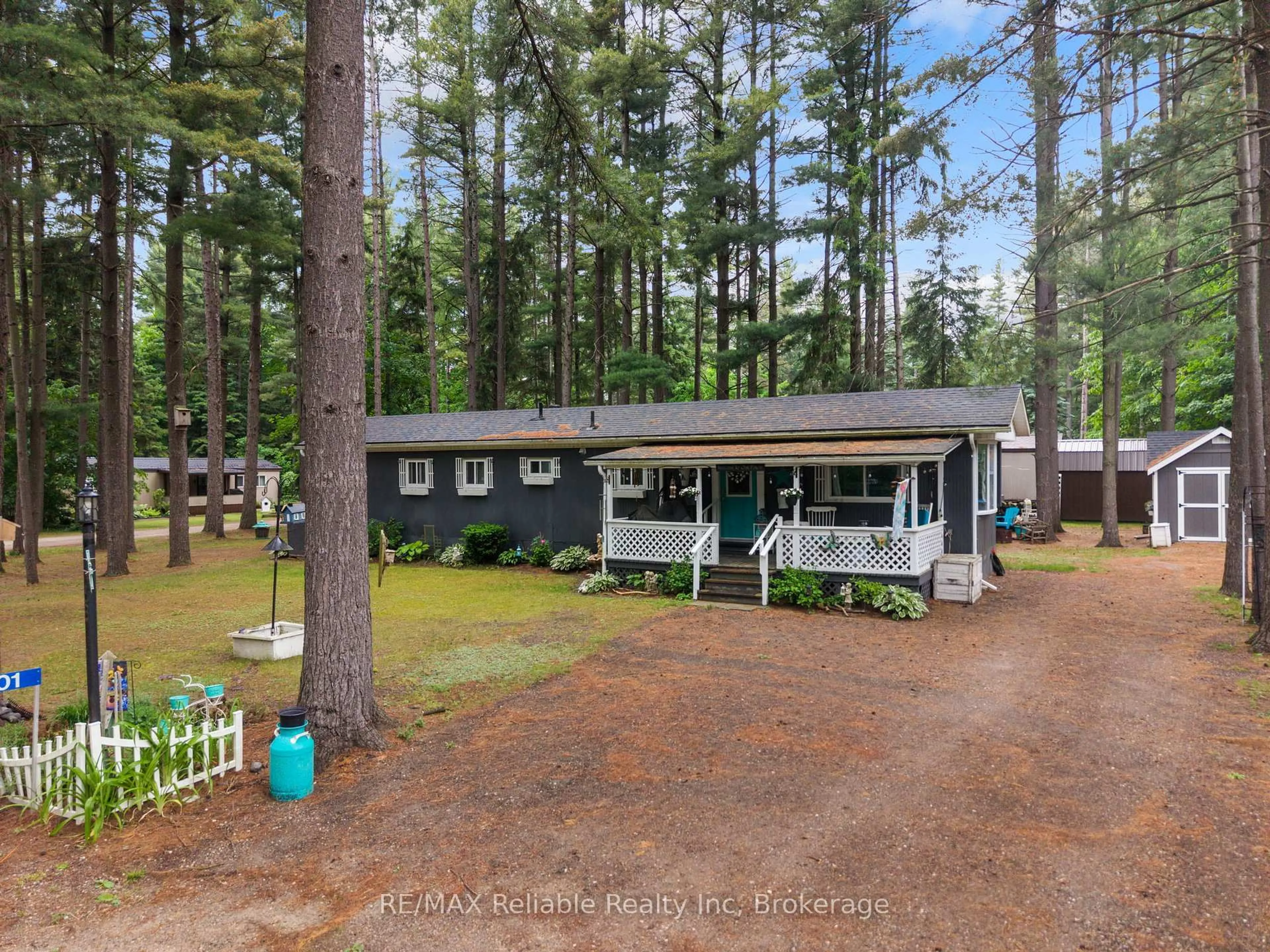 A pic from outside/outdoor area/front of a property/back of a property/a pic from drone, unknown for 401 Sugar Maple Dr, Central Huron Ontario N0M 1G0